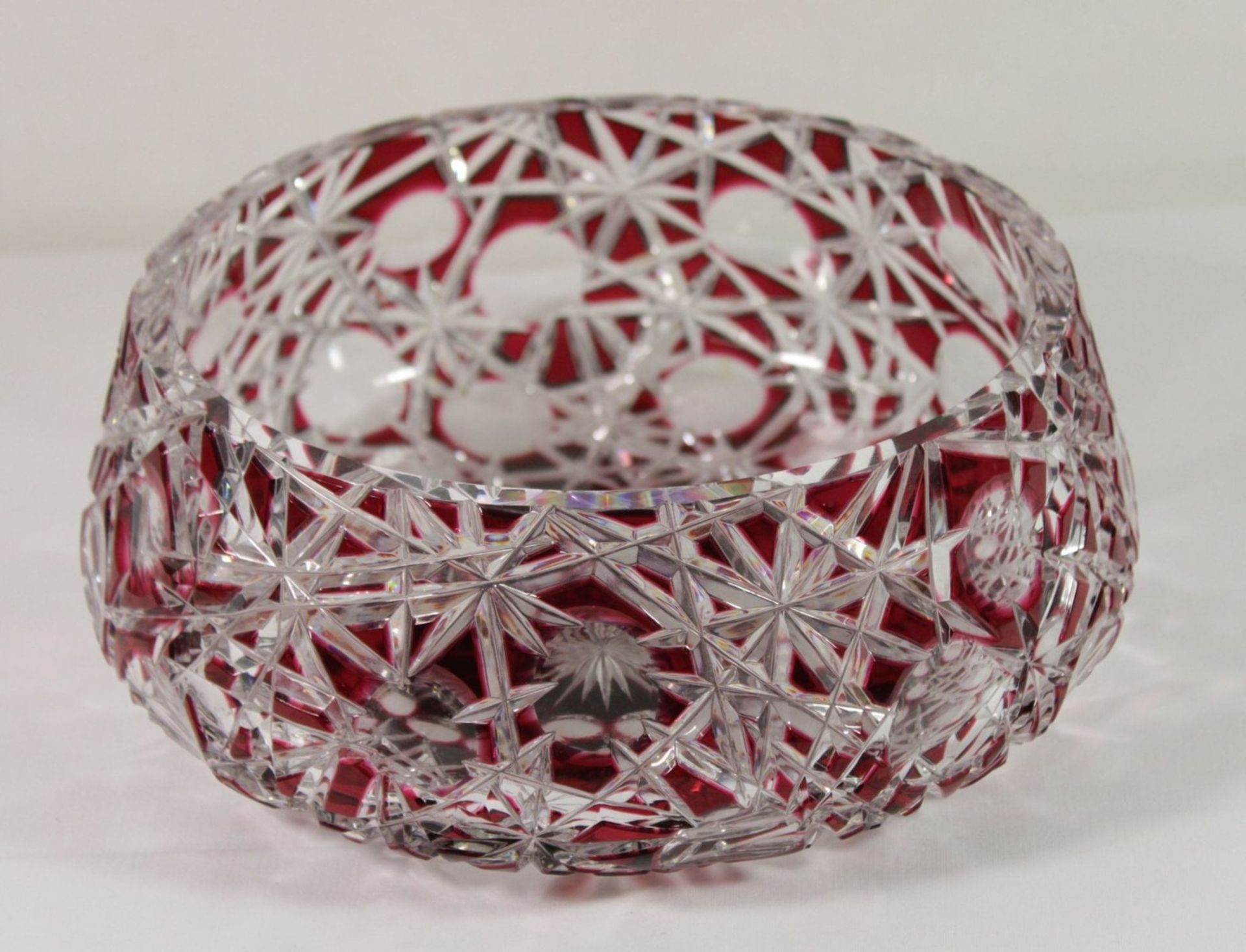 Kristallschale, rot überfangen, aufwendig beschliffen, H-9,5cm ca. D-23,5cm. - Bild 3 aus 4