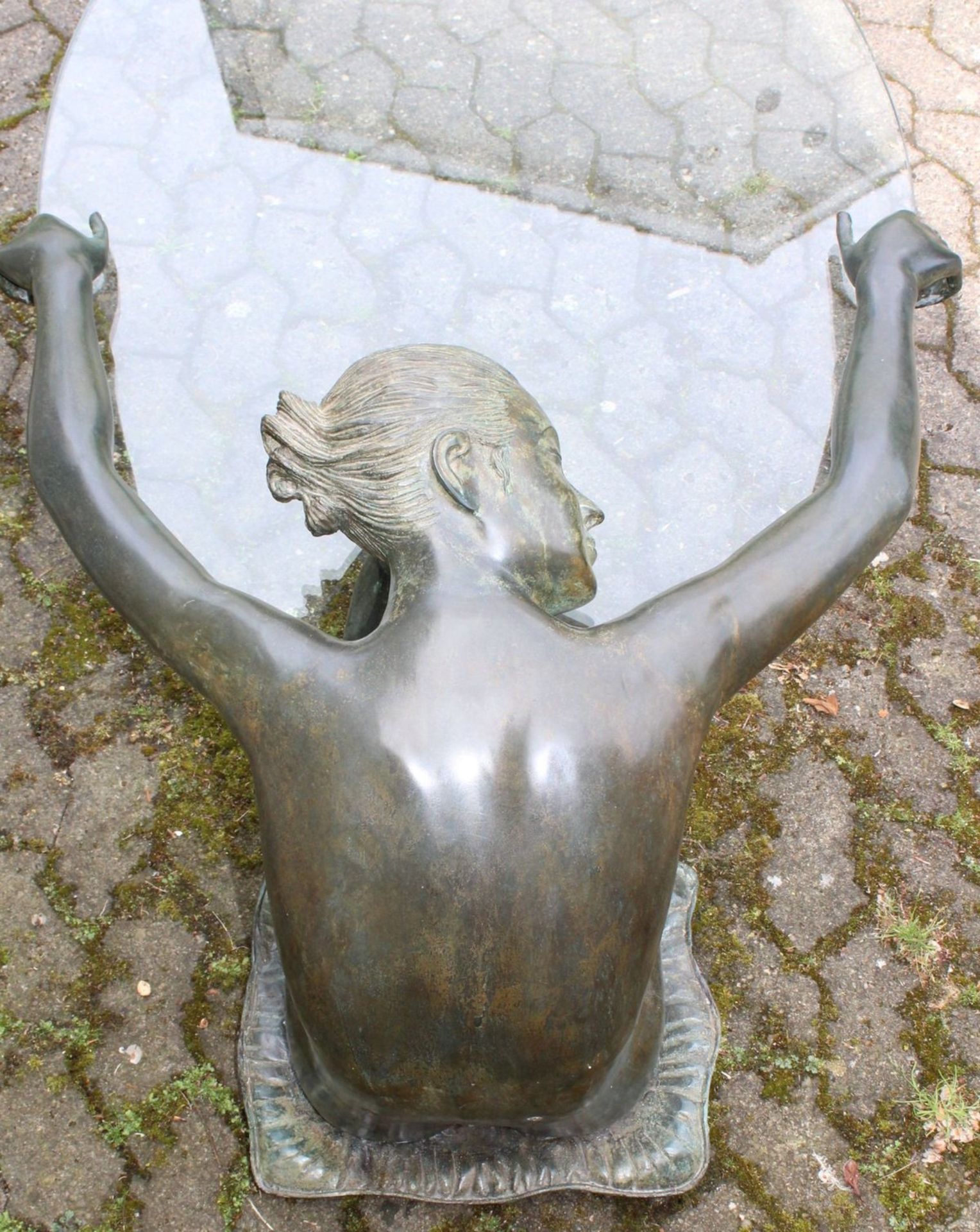 figürlicher Couch-Tisch, ovale Glasplatte gehalten von sitzender Nackten, Figur Bronze, - Image 7 of 9