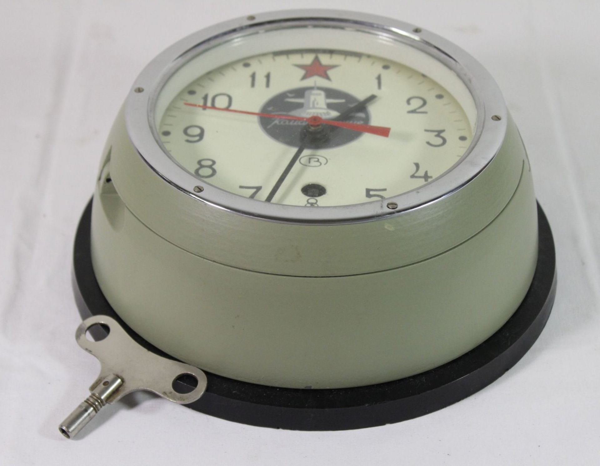 Marine-Uhr, Russland. 20. Jhd., runder Metallkorpus, umlaufend verglastes Uhrengehäuse, weißes - Image 3 of 6