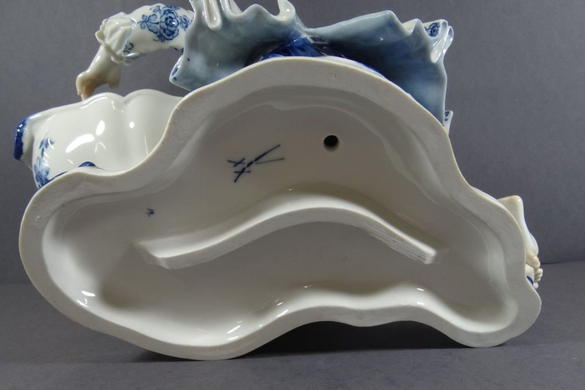 grosse Saliere "Meissen" 2.Wahl, Blaumalerei, mehrfach bestossen am Zeh, Daumen fehlt, H-19 cm, B-30 - Image 7 of 10