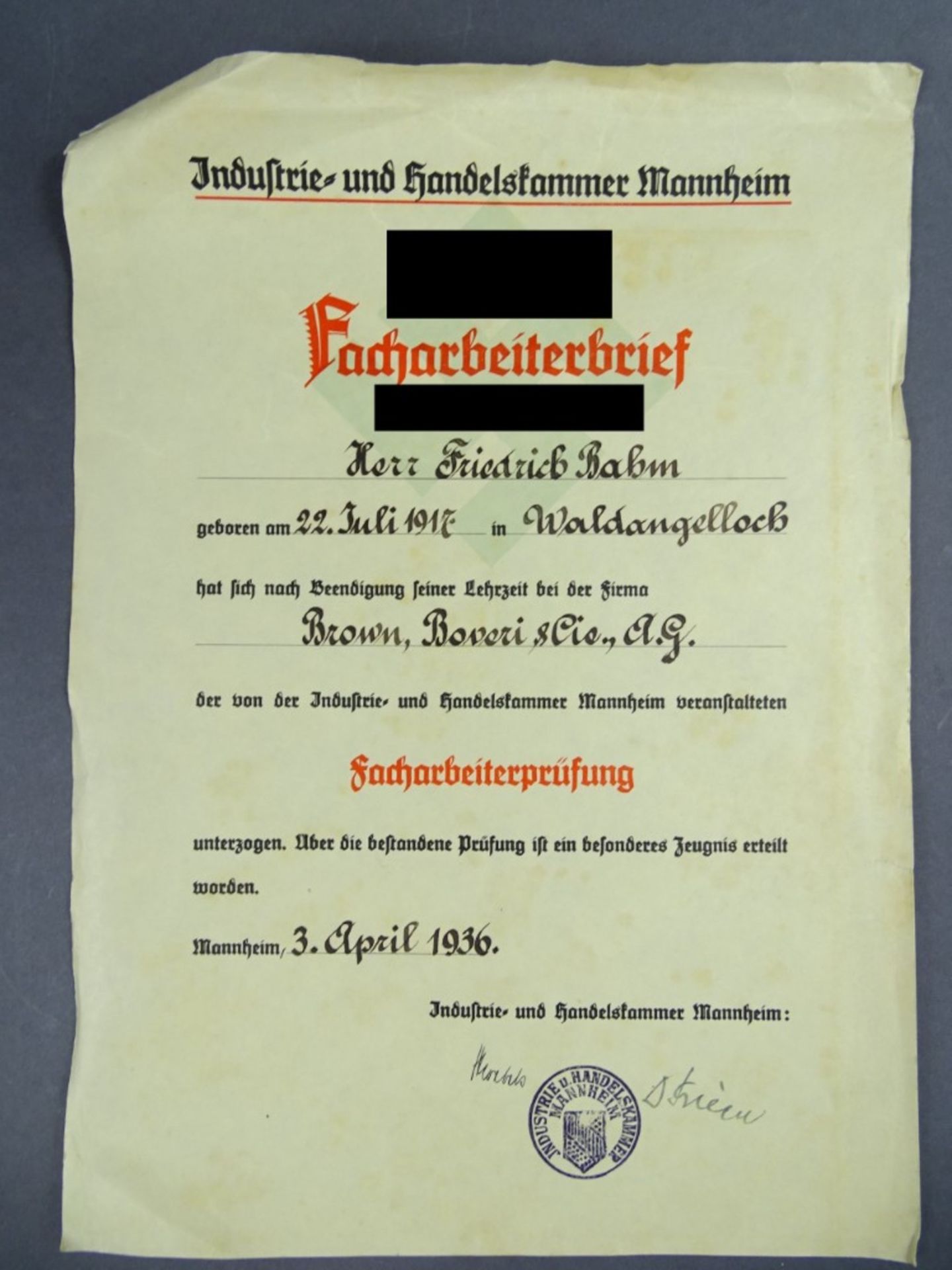 Facharbeiterbrief von 1936, Gilb sowie kleine Risse und Knicke vorhanden