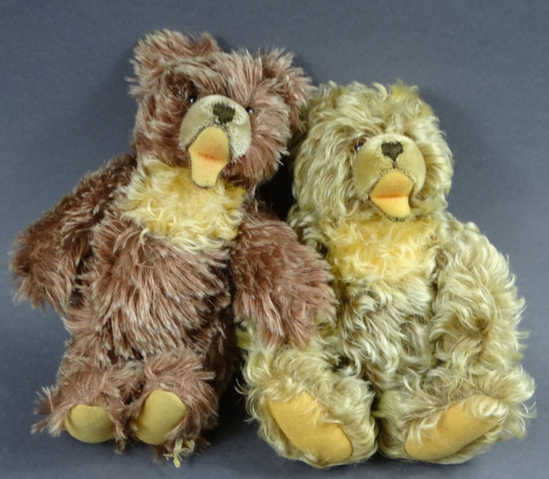 2 alte Teddybären, 1 x Steiff, 1 x ohne Marke (wahrscheinlich auch Steiff), H. 26 cm, bewegliche