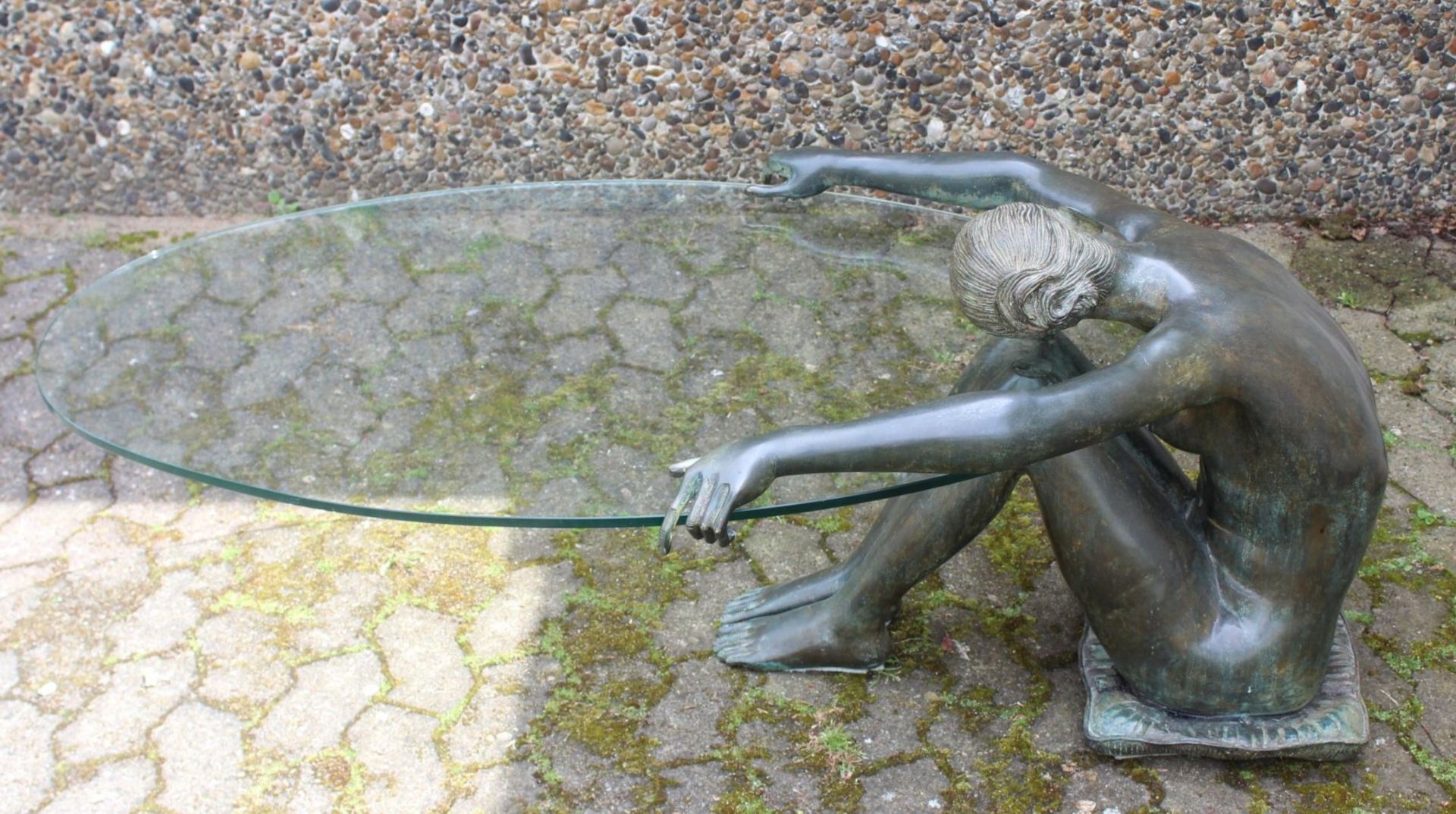 figürlicher Couch-Tisch, ovale Glasplatte gehalten von sitzender Nackten, Figur Bronze, - Image 3 of 9