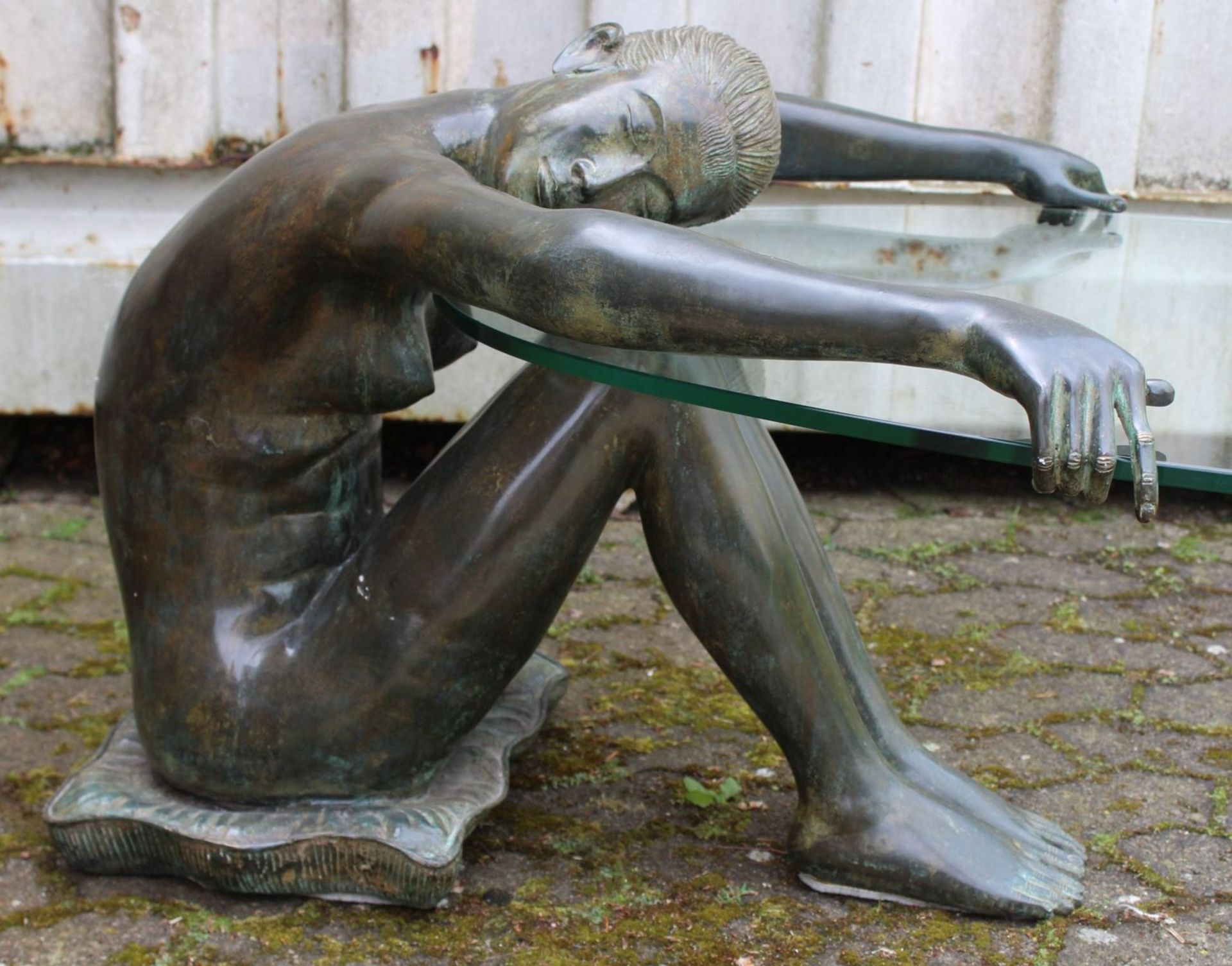 figürlicher Couch-Tisch, ovale Glasplatte gehalten von sitzender Nackten, Figur Bronze, - Image 5 of 9