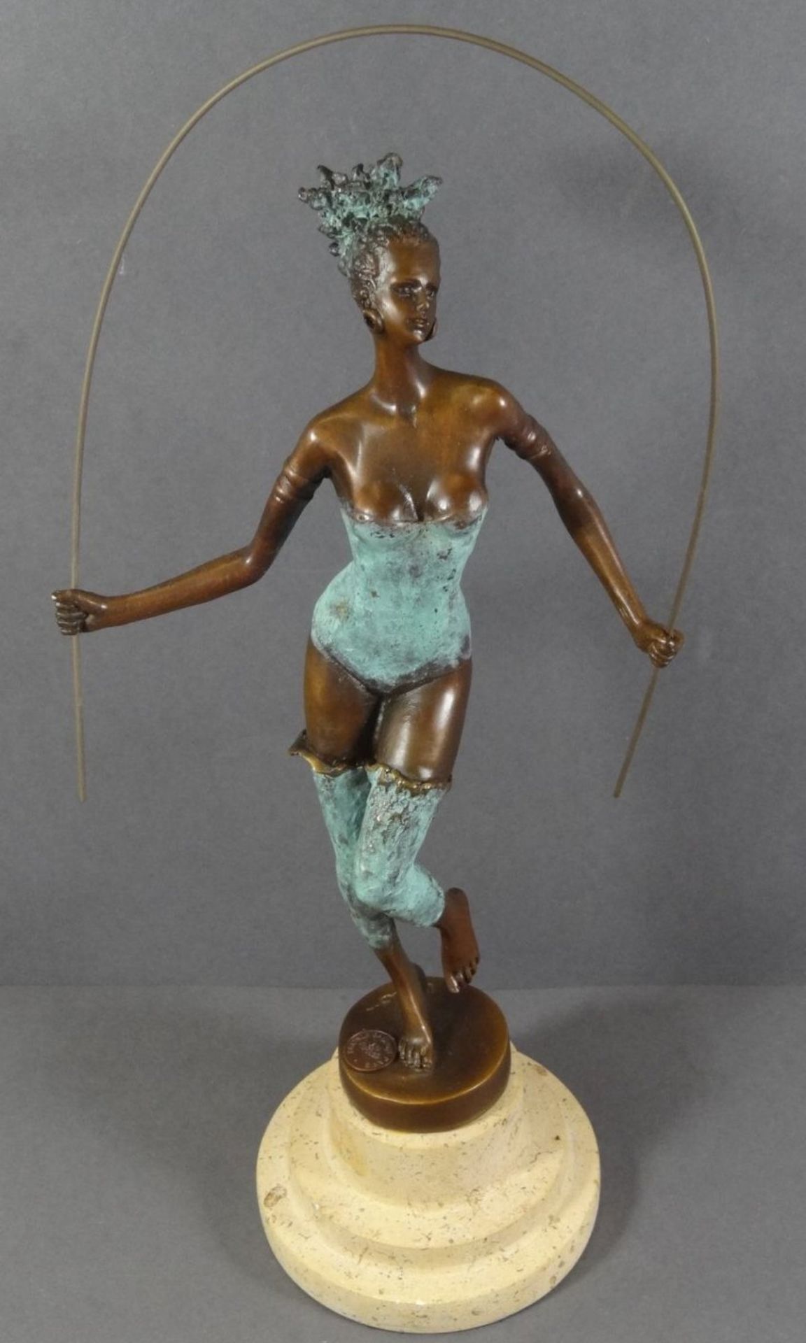 MILO (1955) "Seilspringerin", Bronze auf Marmor, H-33 cm - Image 3 of 10