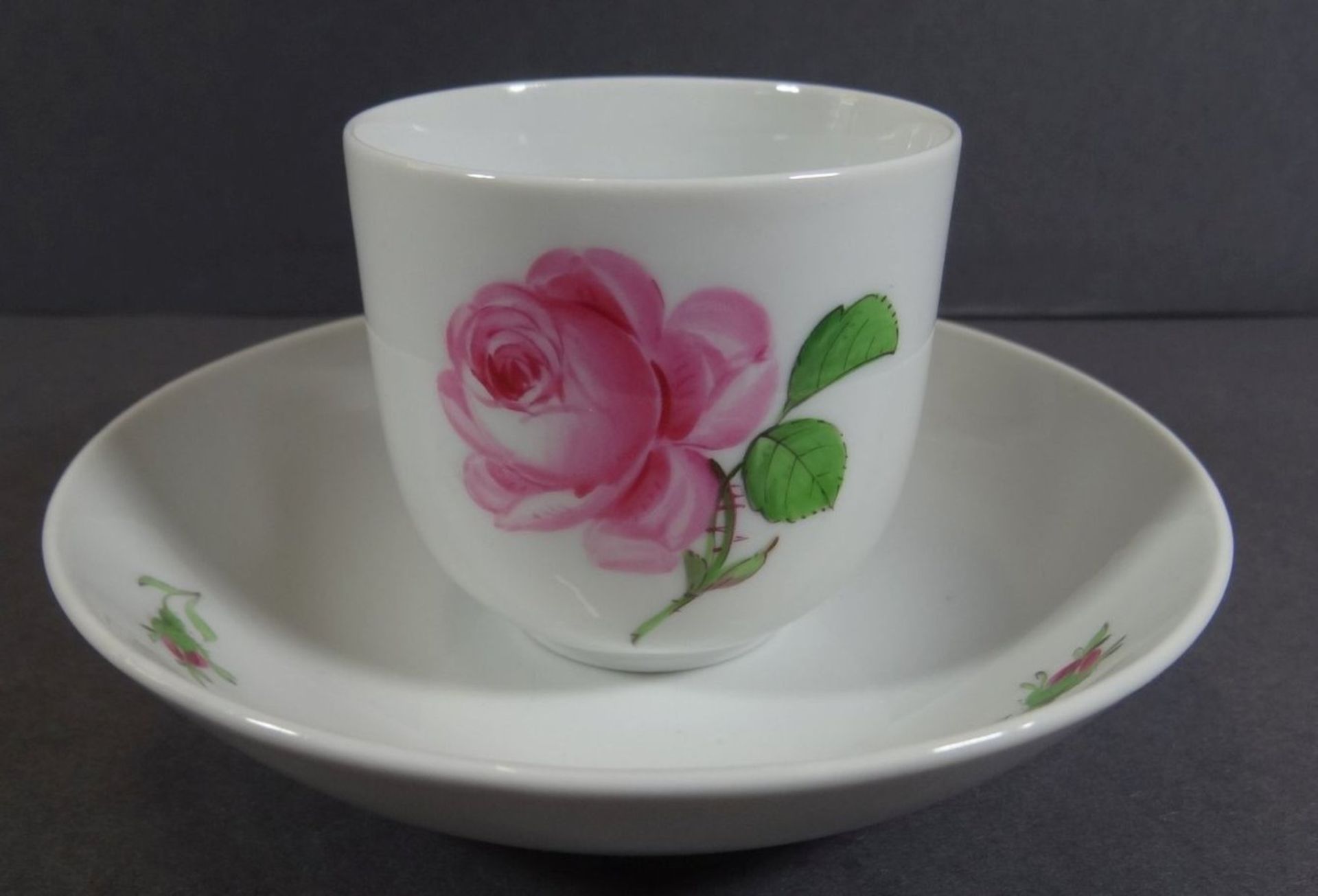 gr. Tasse mit U.T. "Meissen" rote Rose, 1.Wahl, Schwertermarke mit Punkt,