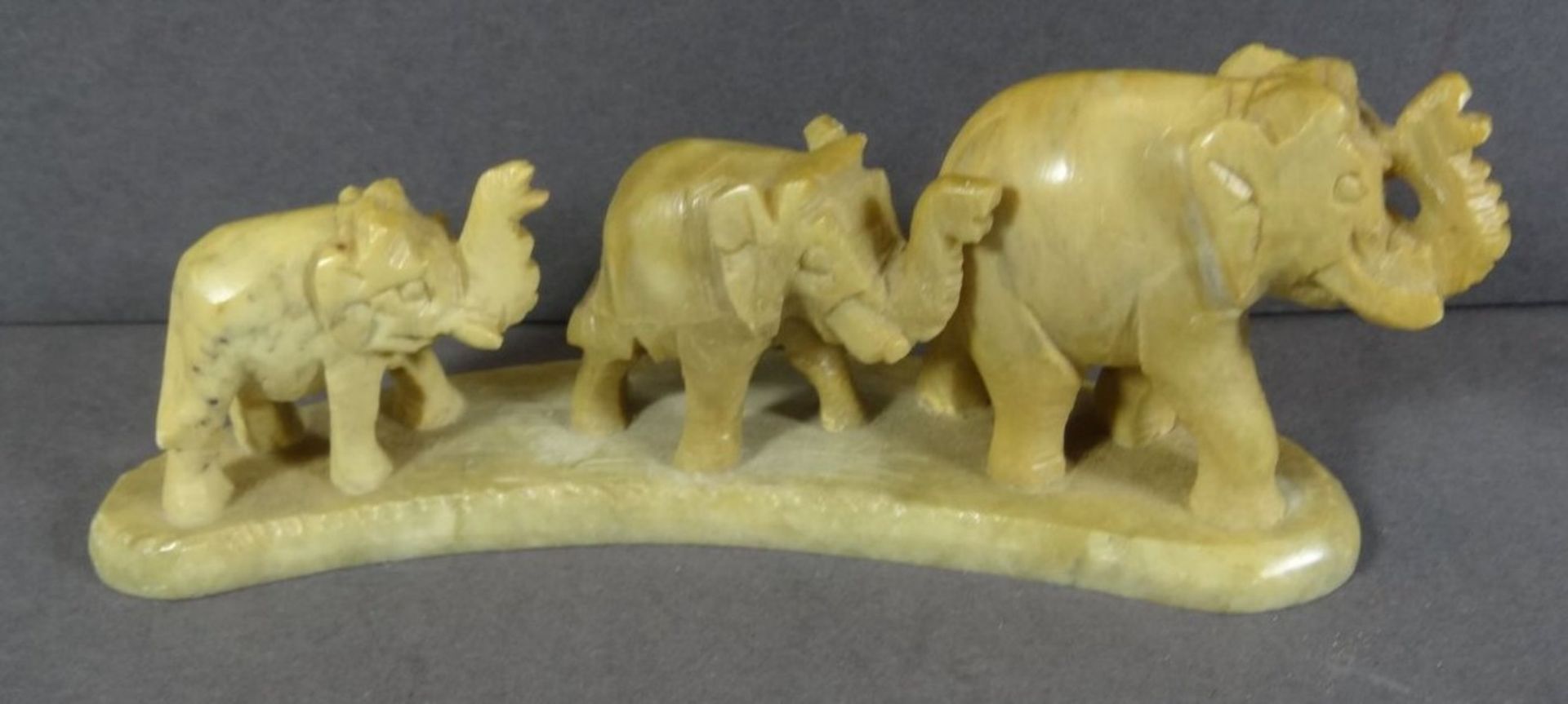Speckstein Schnitzerei, Elefantenfamilie, H-5 cm, L-11 cm - Image 2 of 6
