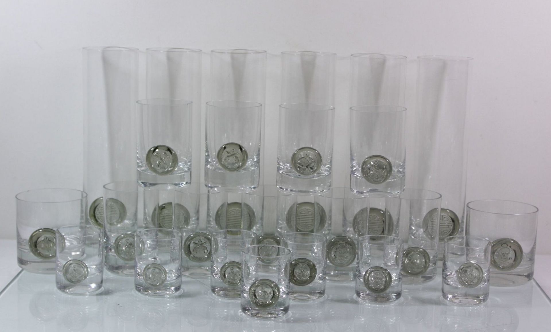 24 Rosenthal Gläser, Glas mit grünem Aufschmelz, 6 Cocktailgläser H-24cm, 2 Whiskygläser H- 8cm, 9