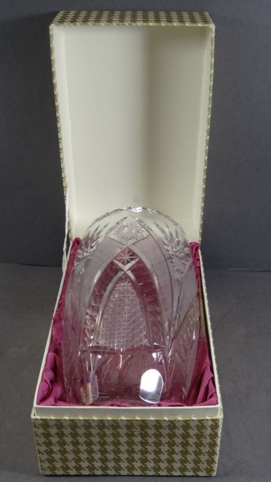 Kristallvase in orig. Schachtel, beschliffen, H-20 cm