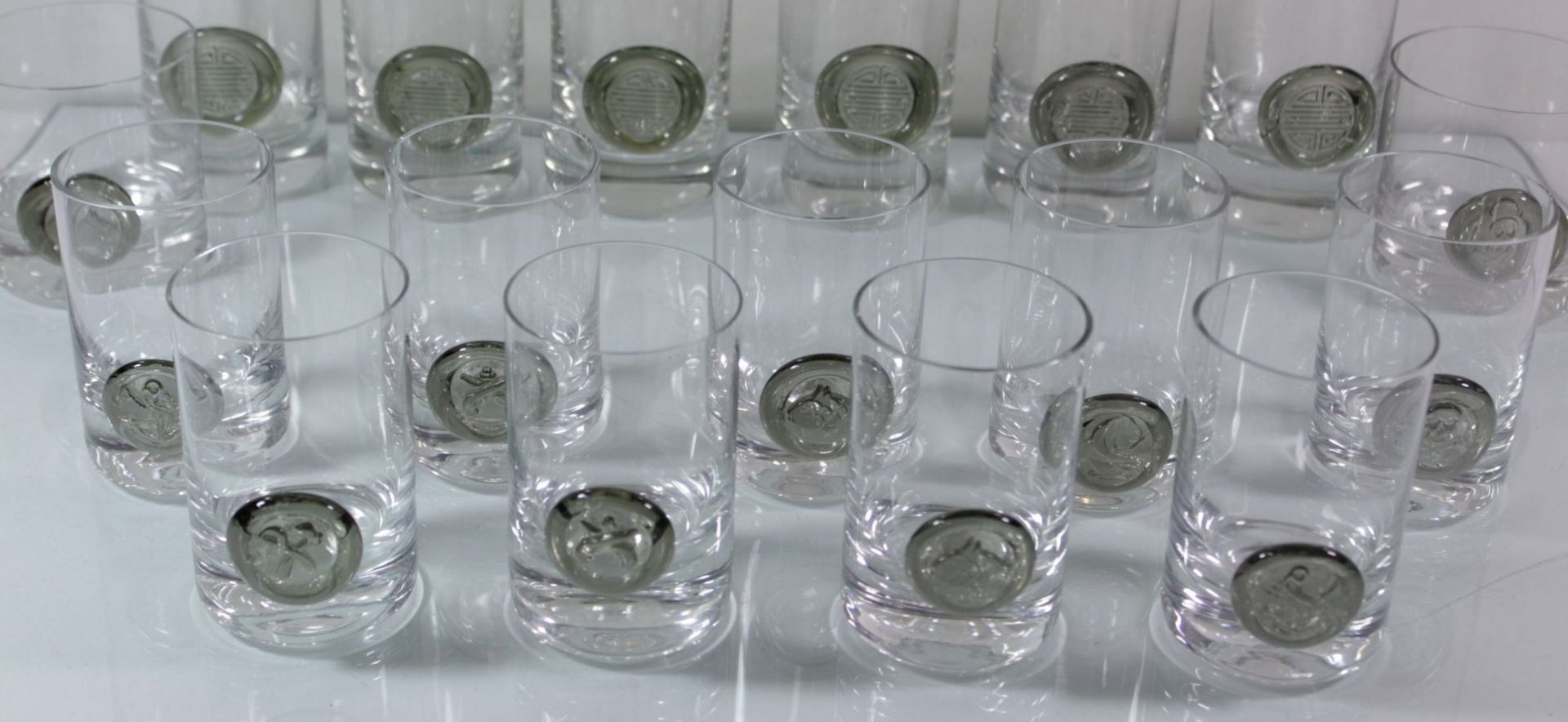 24 Rosenthal Gläser, Glas mit grünem Aufschmelz, 6 Cocktailgläser H-24cm, 2 Whiskygläser H- 8cm, 9 - Image 6 of 8