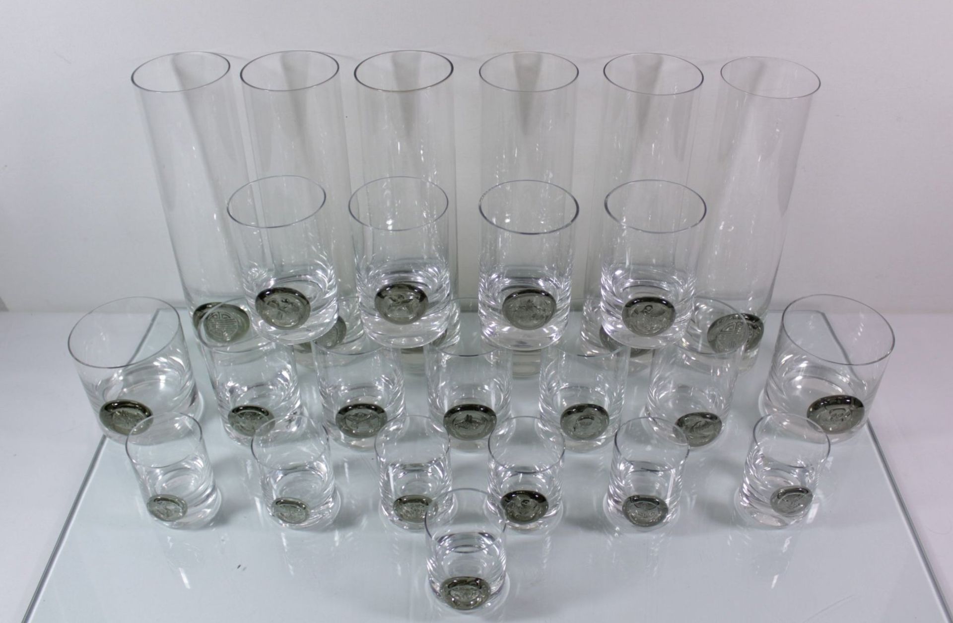 24 Rosenthal Gläser, Glas mit grünem Aufschmelz, 6 Cocktailgläser H-24cm, 2 Whiskygläser H- 8cm, 9 - Image 2 of 8