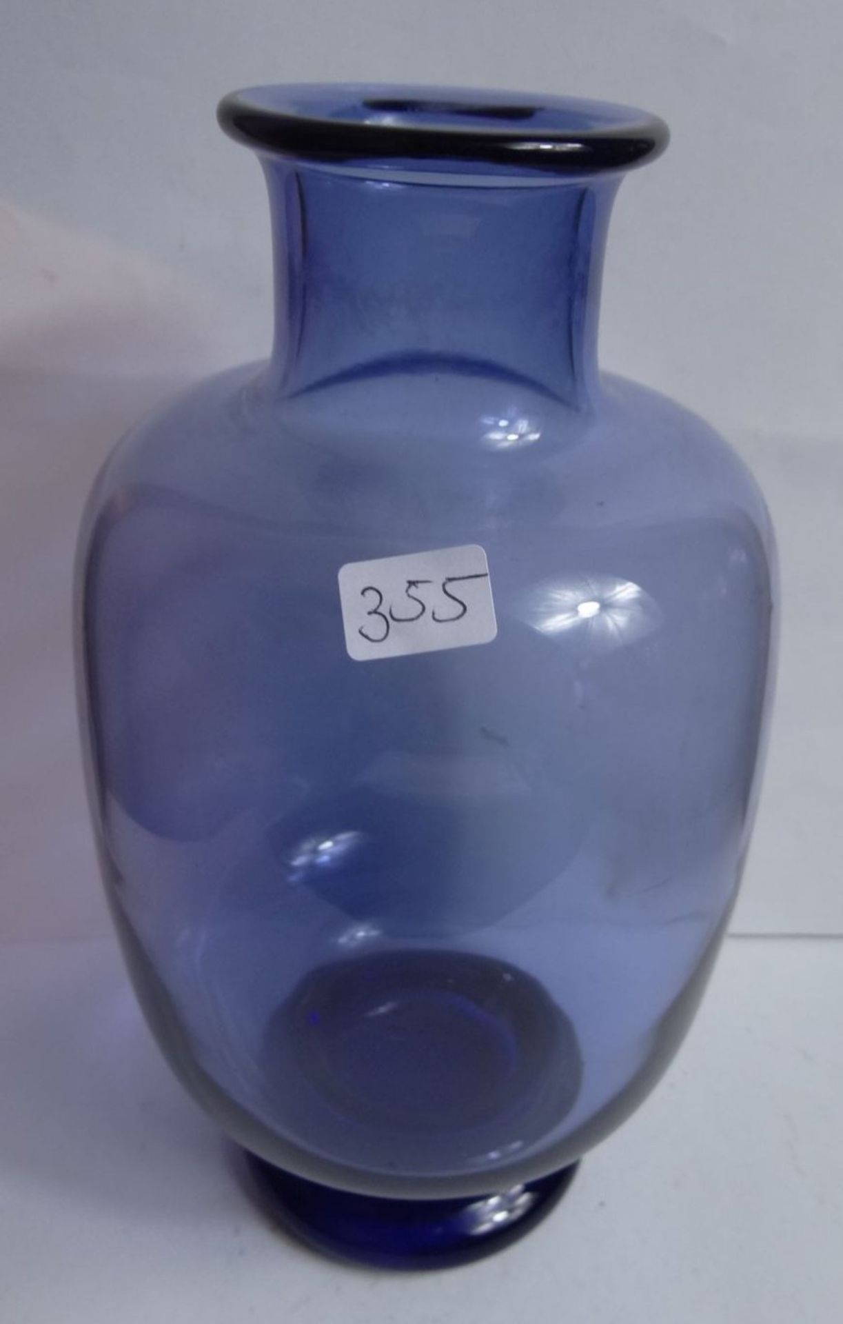 hellblaue Holmegaard Vase auf dkl.blauen Stand, signiert, H-21 cm