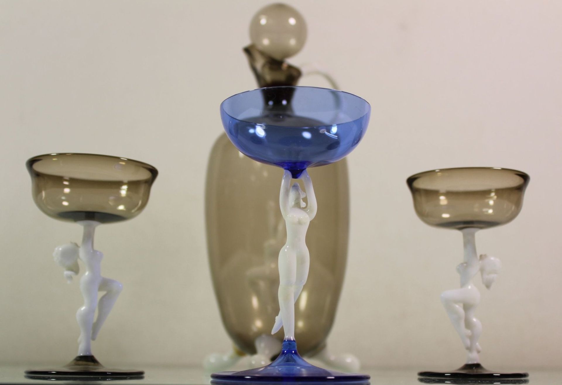 Karaffe mit 2 passenden Gläsern sowie eines anbei, wohl Lauscha Bimini, Karaffe 1x Fuss geklebt, - Bild 2 aus 5