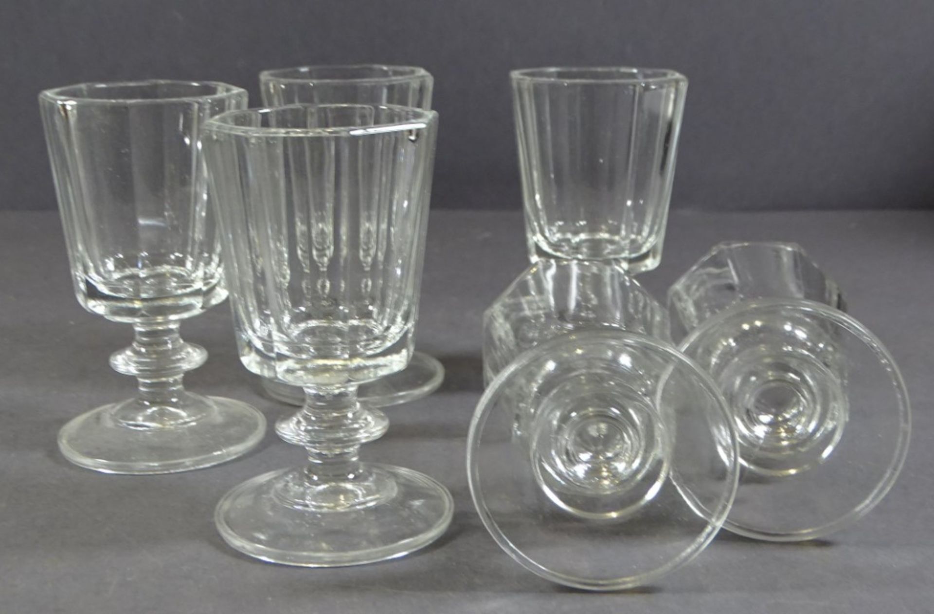 6 alte Gläser, gepresst, H. ca. 9 cm - Image 4 of 4