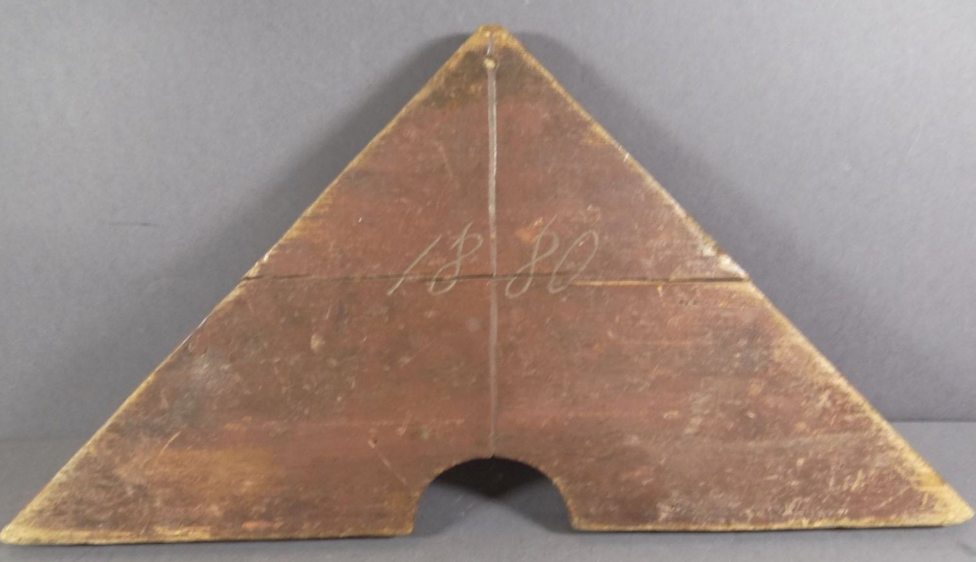 Ein "WAS IST DAS?", Holzdreieck mit Ziermonogramm und verso dat. 1880, kl. Ablaufloch mit - Bild 7 aus 9
