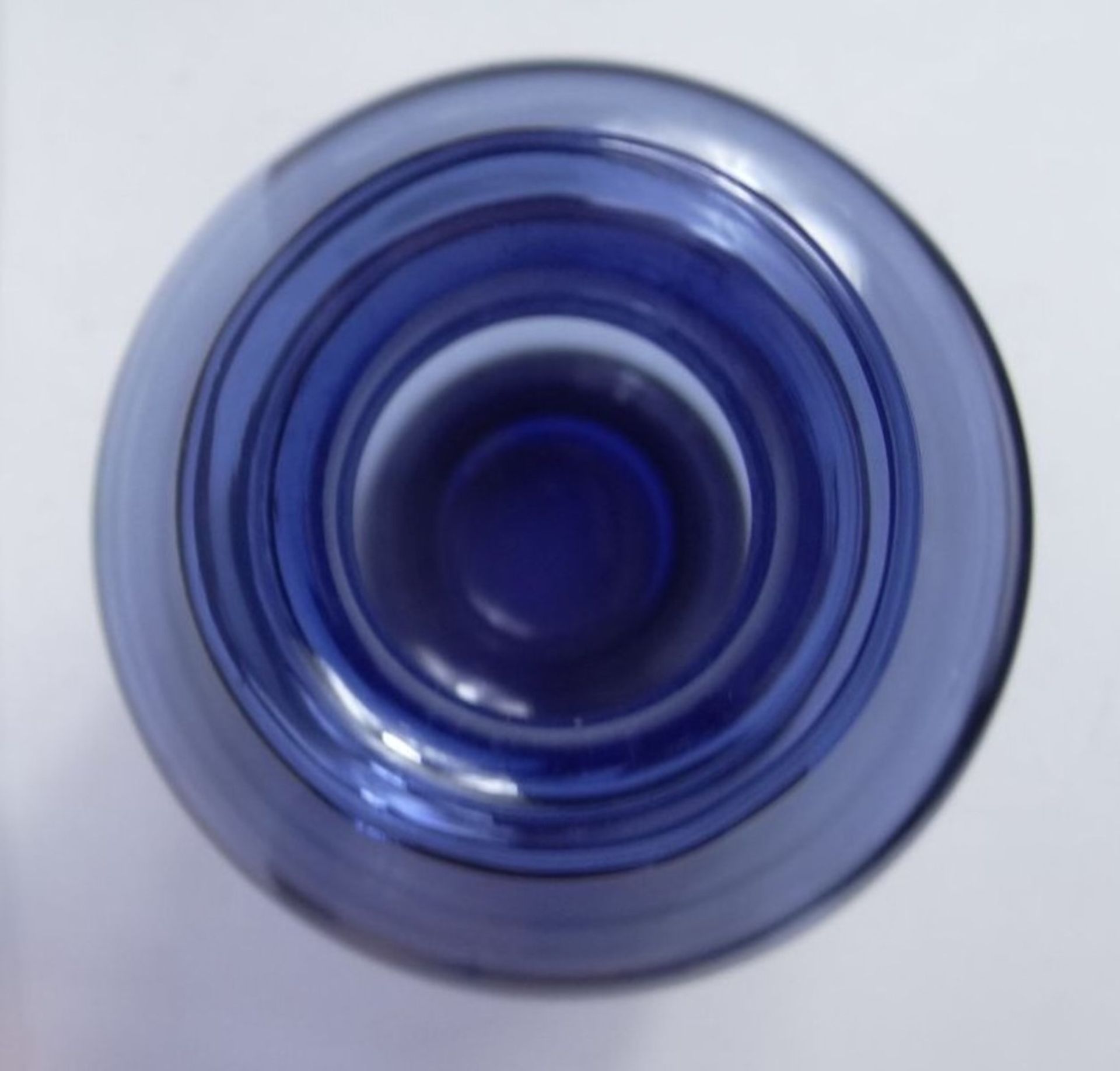 hellblaue Holmegaard Vase auf dkl.blauen Stand, signiert, H-21 cm - Bild 5 aus 8