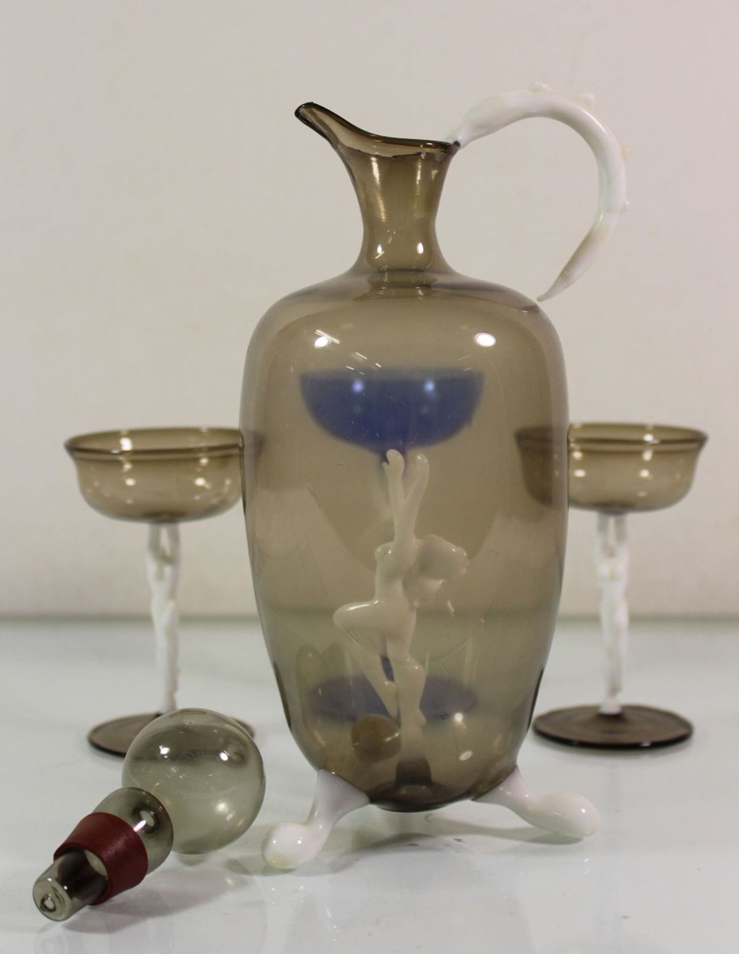 Karaffe mit 2 passenden Gläsern sowie eines anbei, wohl Lauscha Bimini, Karaffe 1x Fuss geklebt, - Bild 4 aus 5