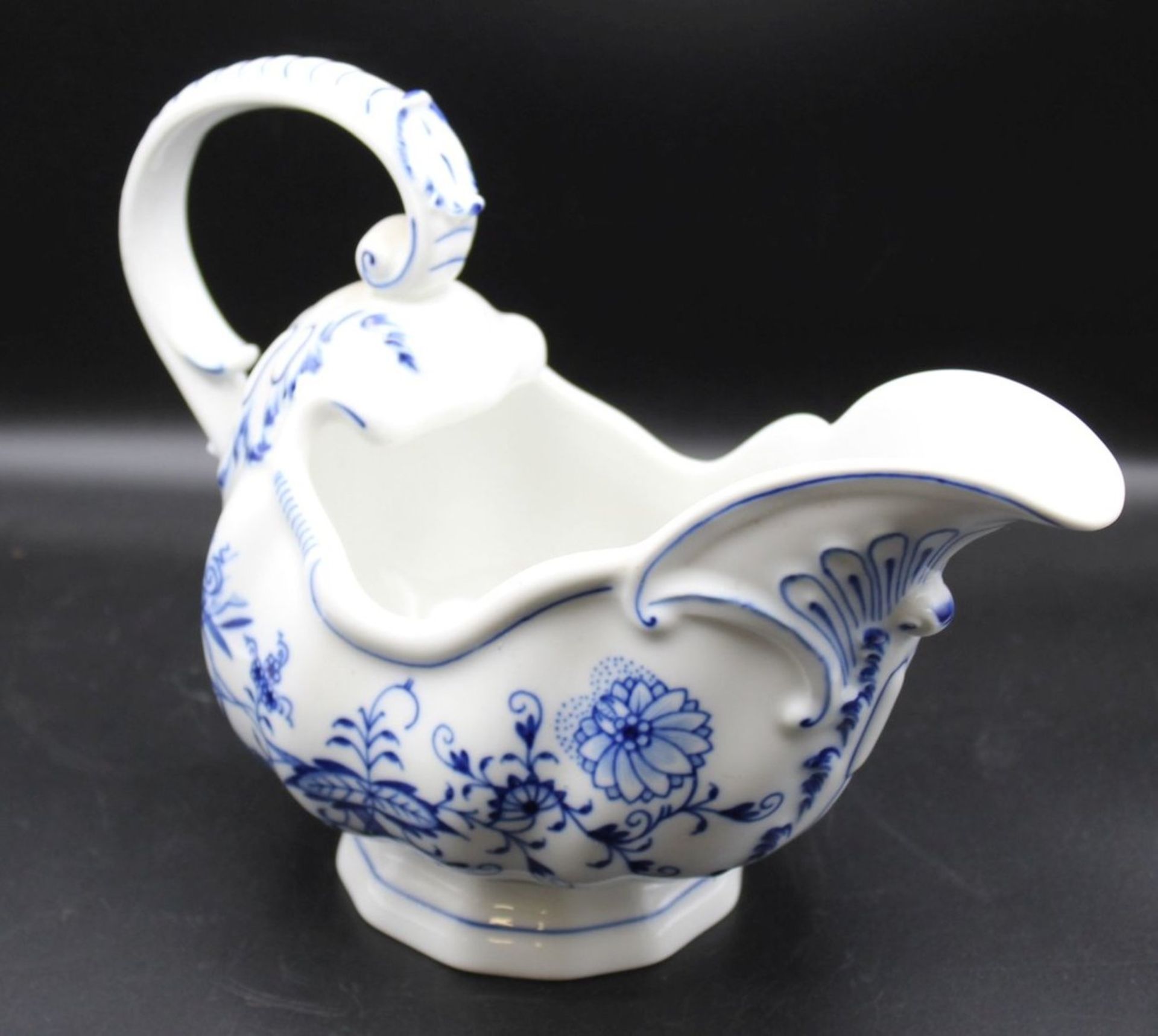 gr. Sauciere, Meissen Schwertermarke, Zwiebelmuster, 1x Schleifstrich, H-17cm B-24cm.