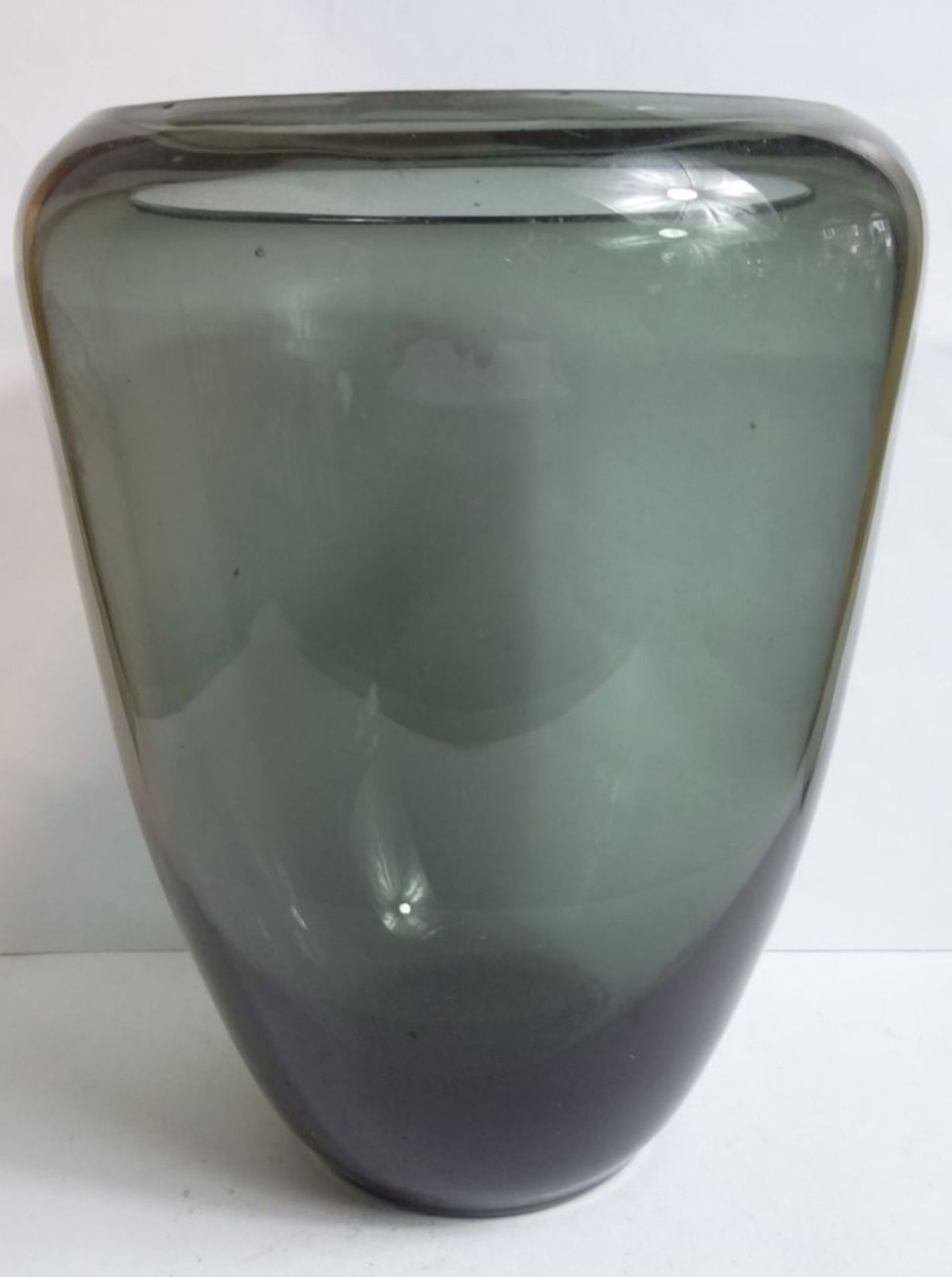 Kunstglas-Vase, wohl Skandinavien, H-17 cm, B-14 cm - Bild 2 aus 6