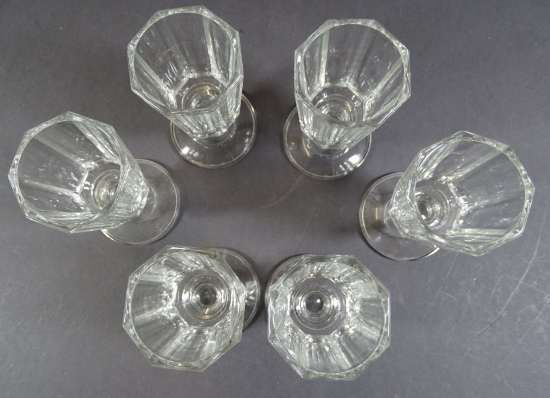 6 alte Gläser, gepresst, H. ca. 9 cm - Bild 3 aus 4