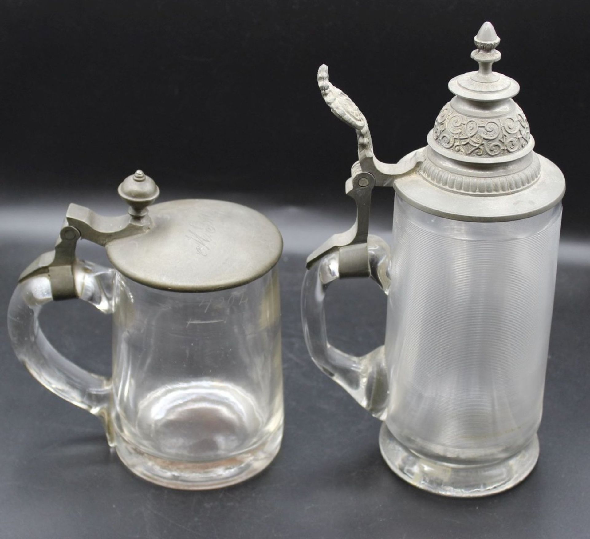 2x Bierkrüge um1900, 1x Riffelglas, je mit Zinndeckel, 1x Namensgravur, Größte H-24cm.