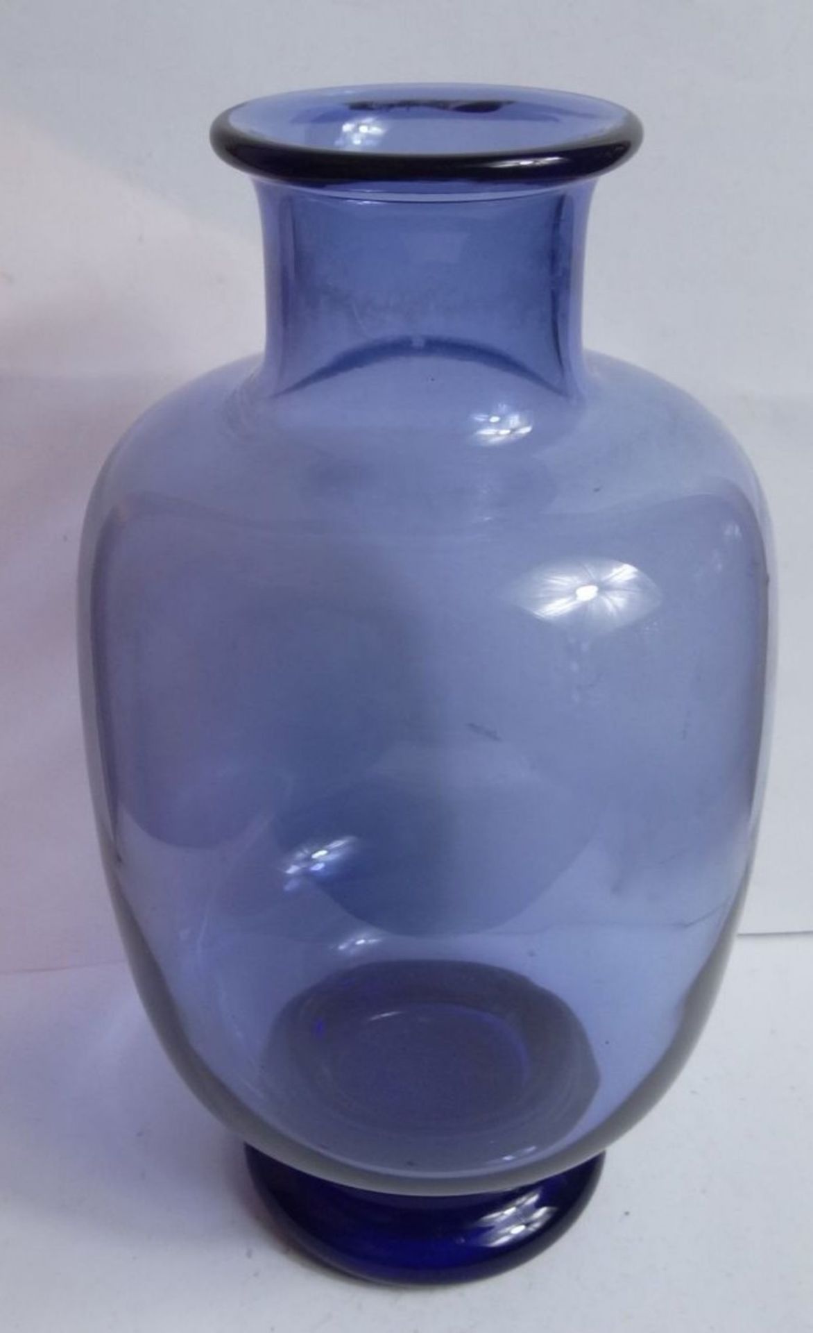 hellblaue Holmegaard Vase auf dkl.blauen Stand, signiert, H-21 cm - Bild 3 aus 8