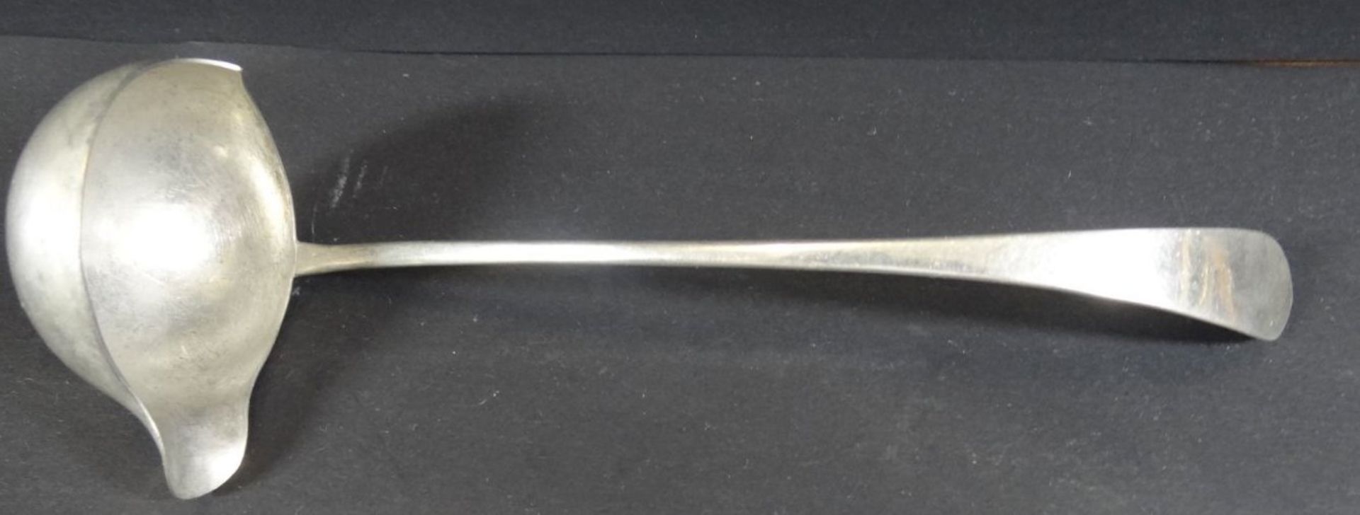 kl. Silber-Saucenkelle, 12 lötig, dat. 1833, L-18 cm, 35 gr. - Bild 2 aus 4