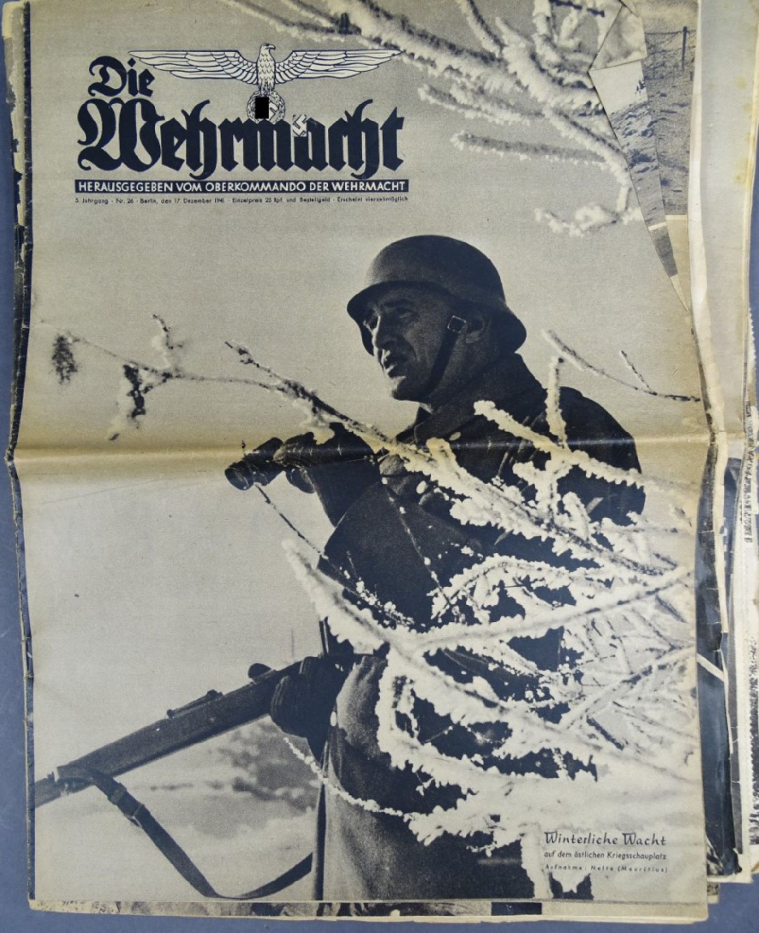 13 Ausgaben "Die Wehrmacht", 1941-44, Mitte geknickt, Altersspuren vorhanden, teilweise Seiten lose - Bild 2 aus 7