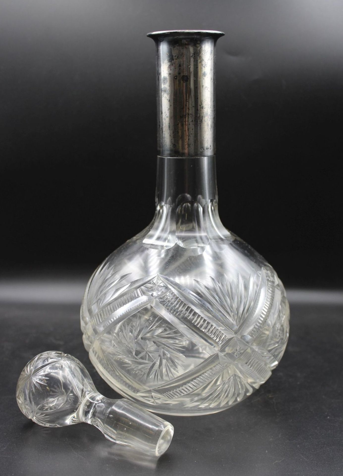 bauchige Karaffe, um 1900, Kristall beschliffen, Silbermontur -800-, H-30cm. - Bild 2 aus 3