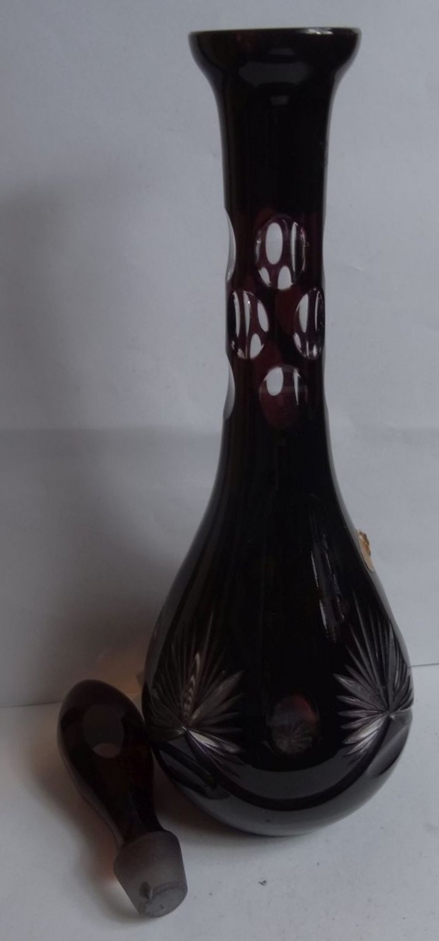 gr. Rubinglas-Karaffe mit Schliff, Stöpsel bestossen, H-40 cm - Bild 7 aus 9