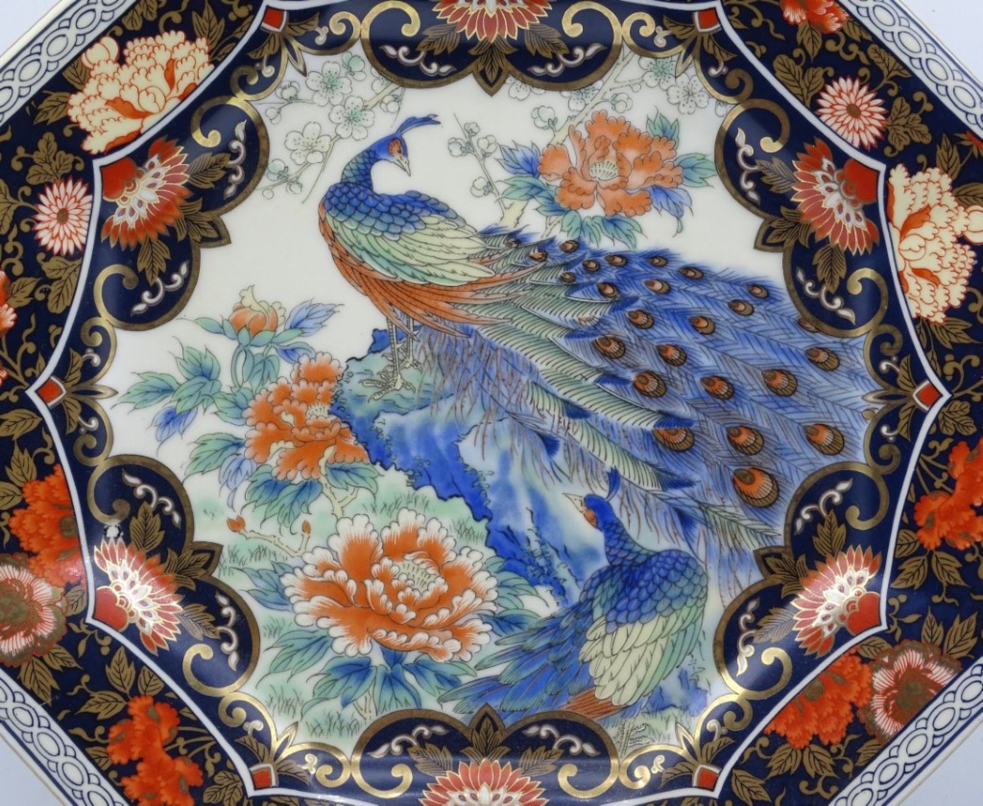 Eckiger Teller mit Pfau-Dekor,Japan, 26 x 26 cm - Bild 2 aus 3