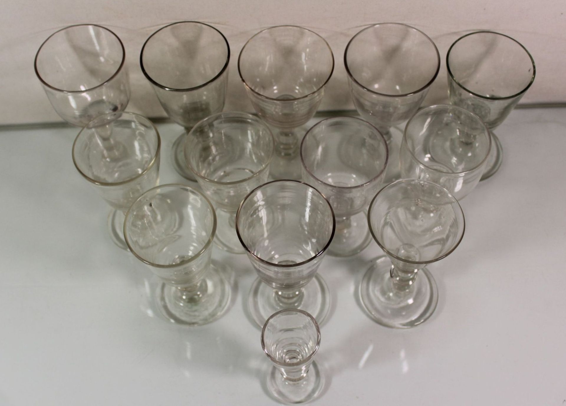 Konvolut von 13 div. Gläsern, 19. Jhd., farbloses Glas, 1x mit Chip, Größte ca. H-13cm. - Bild 2 aus 4
