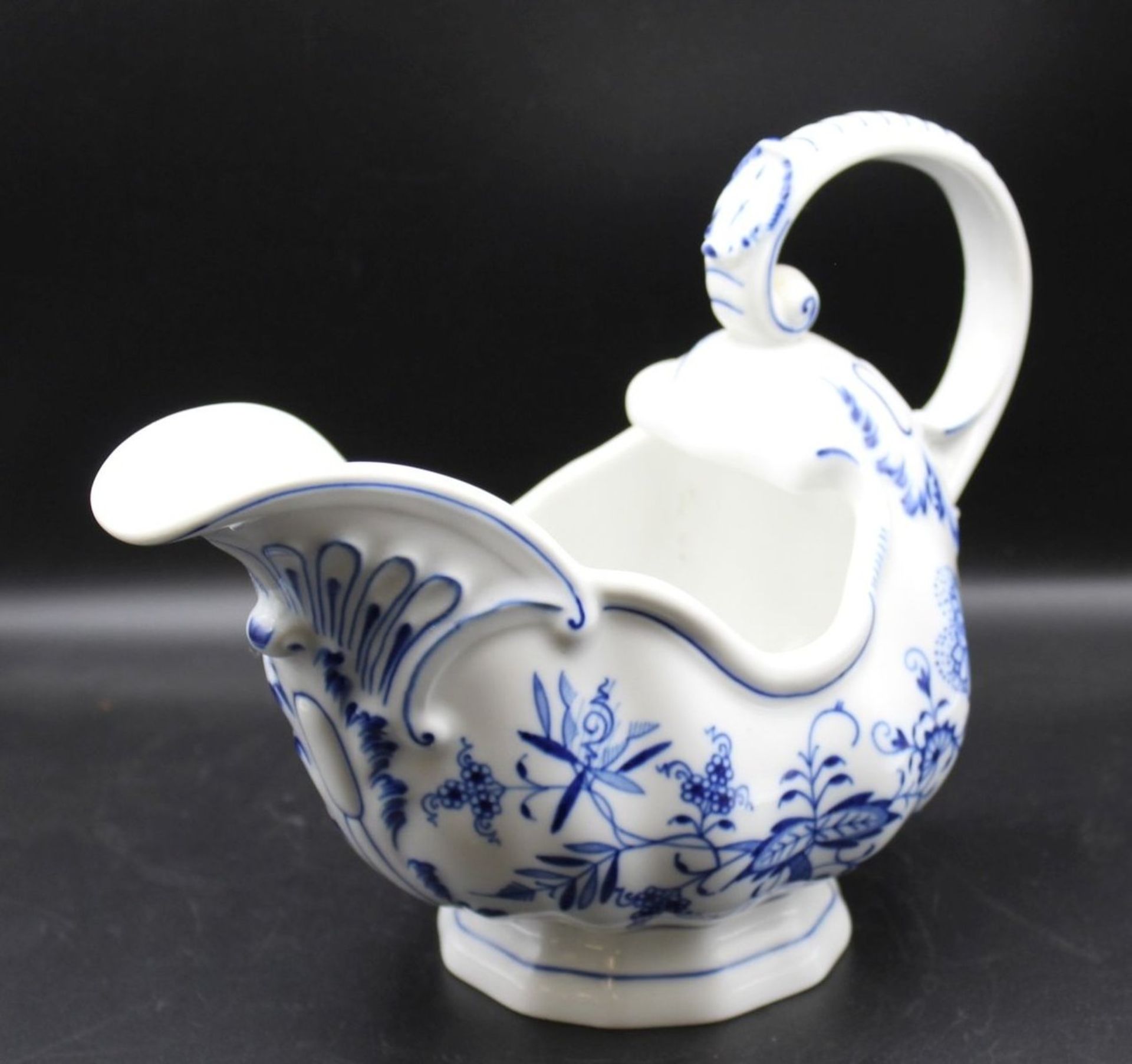 gr. Sauciere, Meissen Schwertermarke, Zwiebelmuster, 1x Schleifstrich, H-17cm B-24cm. - Bild 2 aus 3