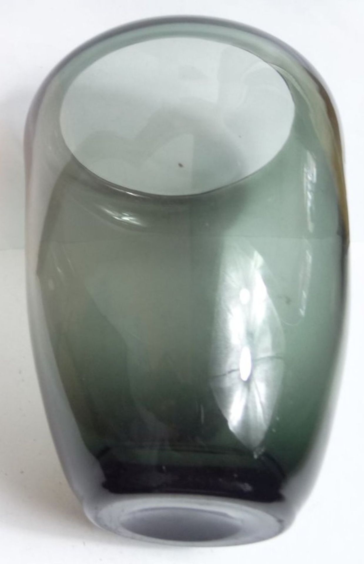 Kunstglas-Vase, wohl Skandinavien, H-17 cm, B-14 cm - Bild 5 aus 6