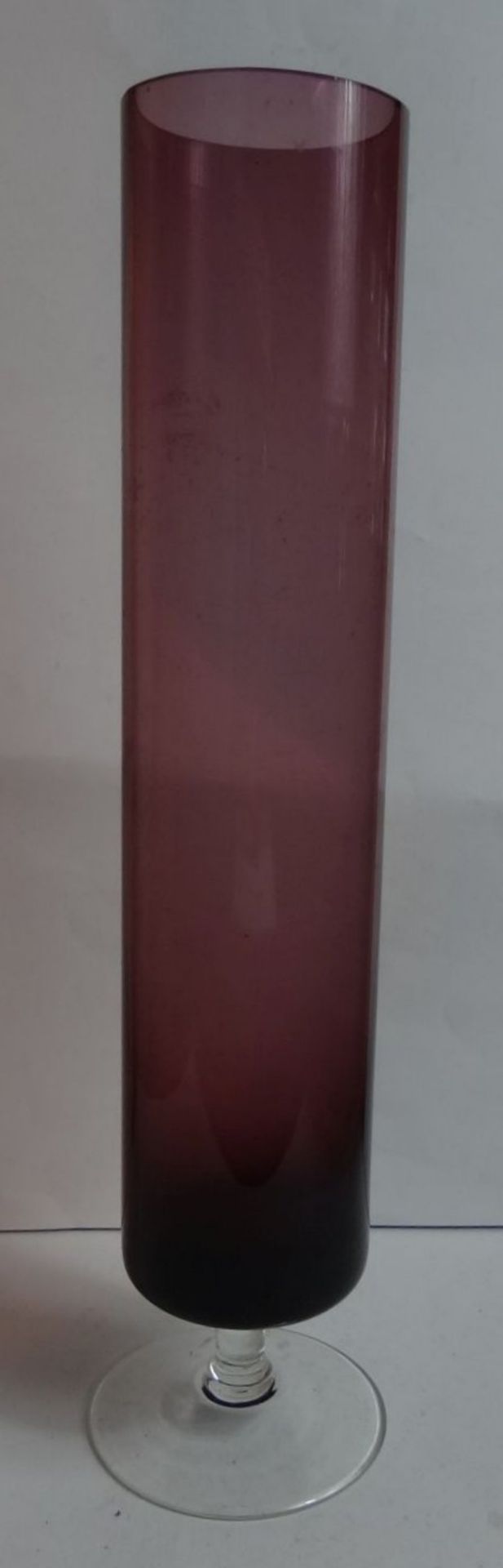 hohe lila Vase auf klaren Stand, H-30 cm, D-6 cm - Bild 2 aus 7