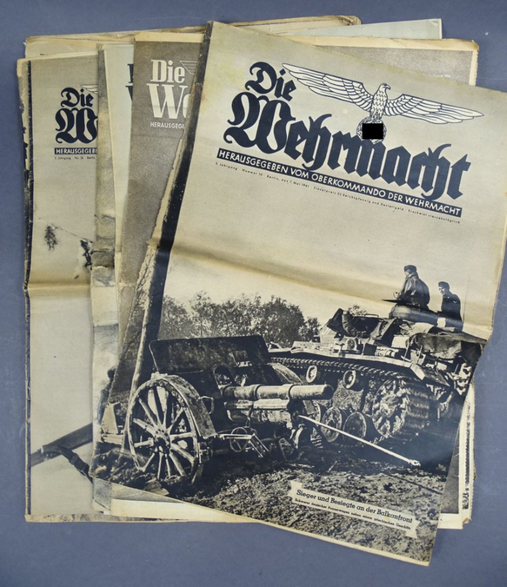13 Ausgaben "Die Wehrmacht", 1941-44, Mitte geknickt, Altersspuren vorhanden, teilweise Seiten lose