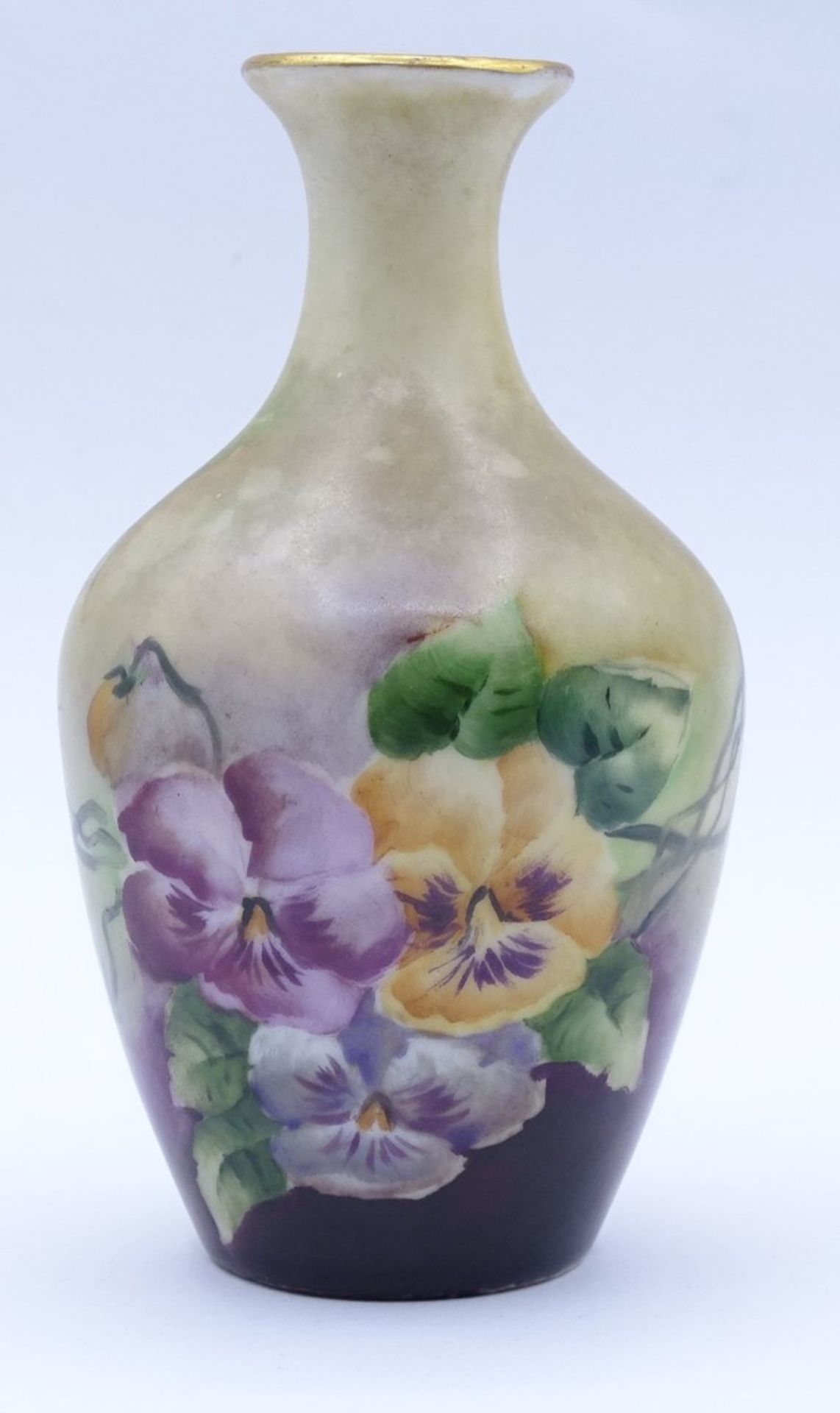 kl. handbemalte Porzellan Vase mit Blumendekor und Goldrand,im Boden signiert E.Luder 08, H- 11,0cm