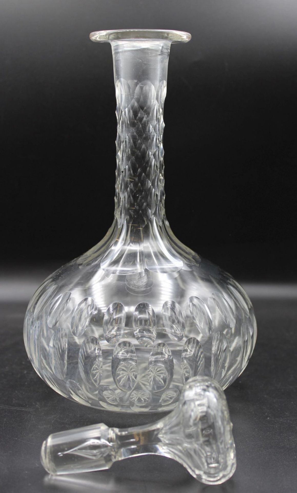 bauchige Karaffe, um 1900, Kristall beschliffen, H-27,5cm. - Bild 2 aus 3