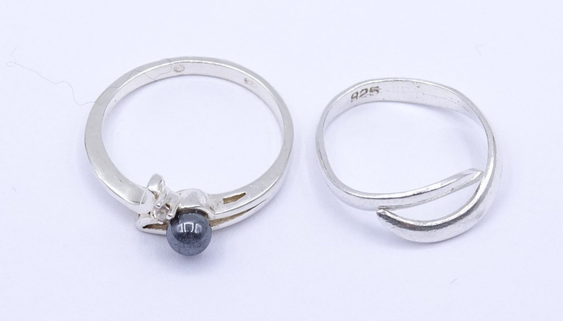 2 Silber Ringe 0.925 mit Perle und einen rund facc.klaren Stein, zus. 5,2 g., RG 62 u. 57 - Image 2 of 2