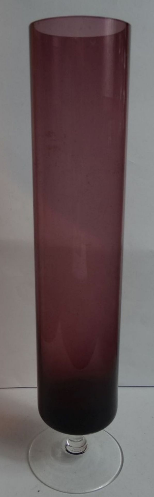 hohe lila Vase auf klaren Stand, H-30 cm, D-6 cm - Bild 4 aus 7