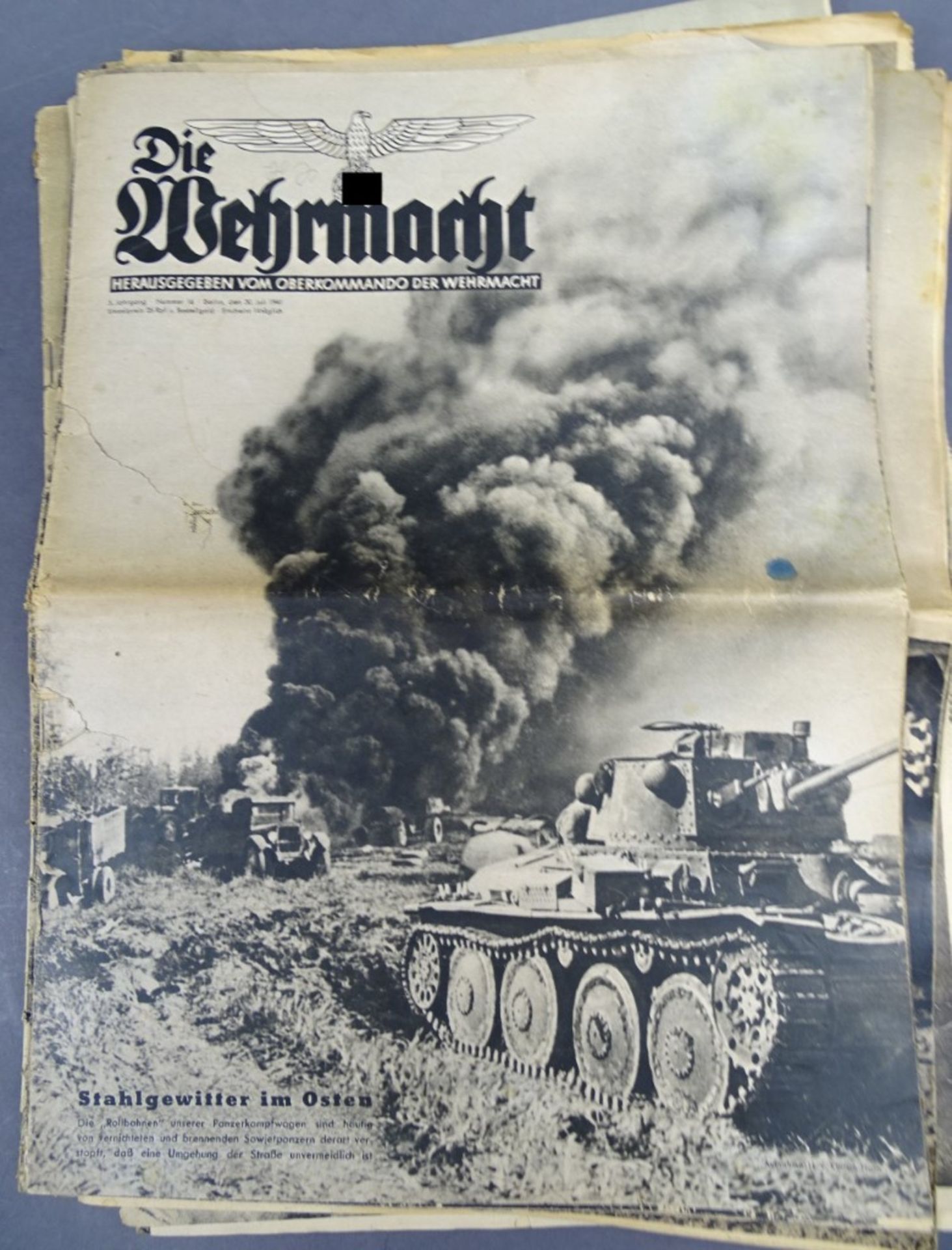 13 Ausgaben "Die Wehrmacht", 1941-44, Mitte geknickt, Altersspuren vorhanden, teilweise Seiten lose - Bild 7 aus 7