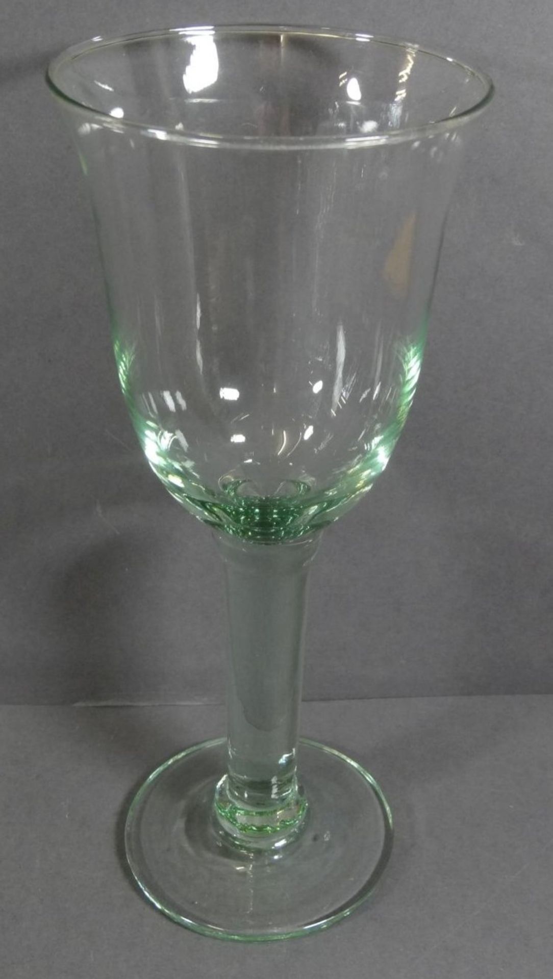 6 hohe Weingläser, grünlich, Handarbeit, H-22 cm - Bild 3 aus 4