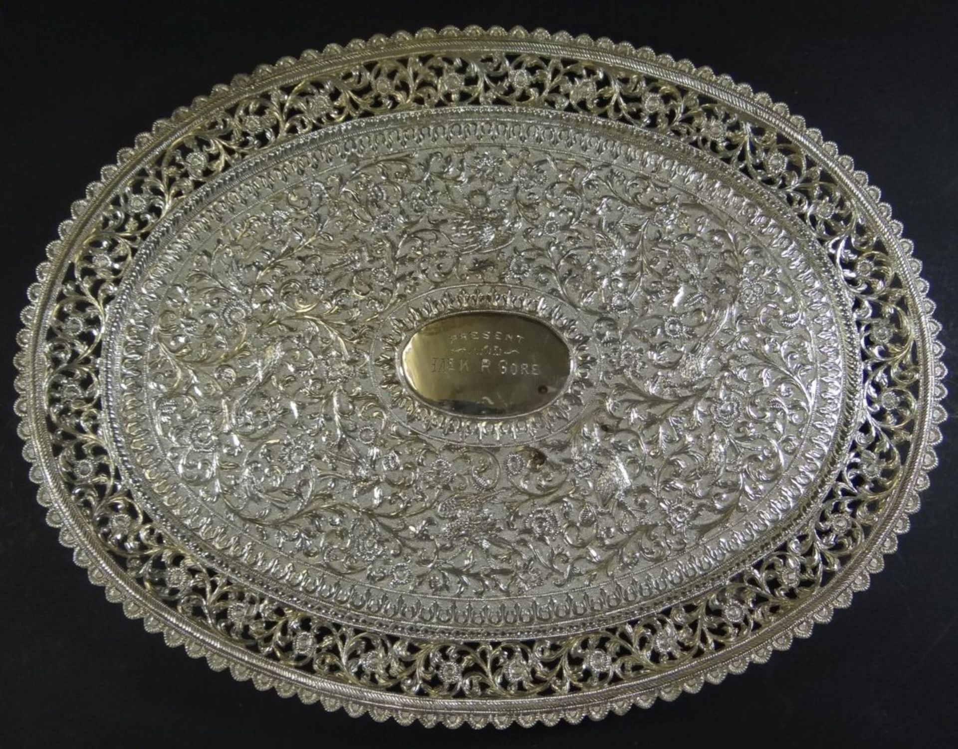 grosses Silber-Tablett, wohl Persien, aufwendiges florales Dekor mit Vögel, Durchbruchrand, auf vier - Bild 4 aus 6