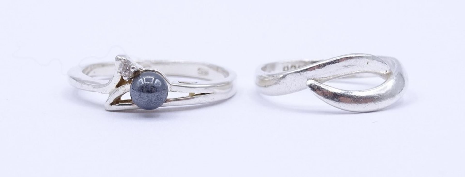 2 Silber Ringe 0.925 mit Perle und einen rund facc.klaren Stein, zus. 5,2 g., RG 62 u. 57