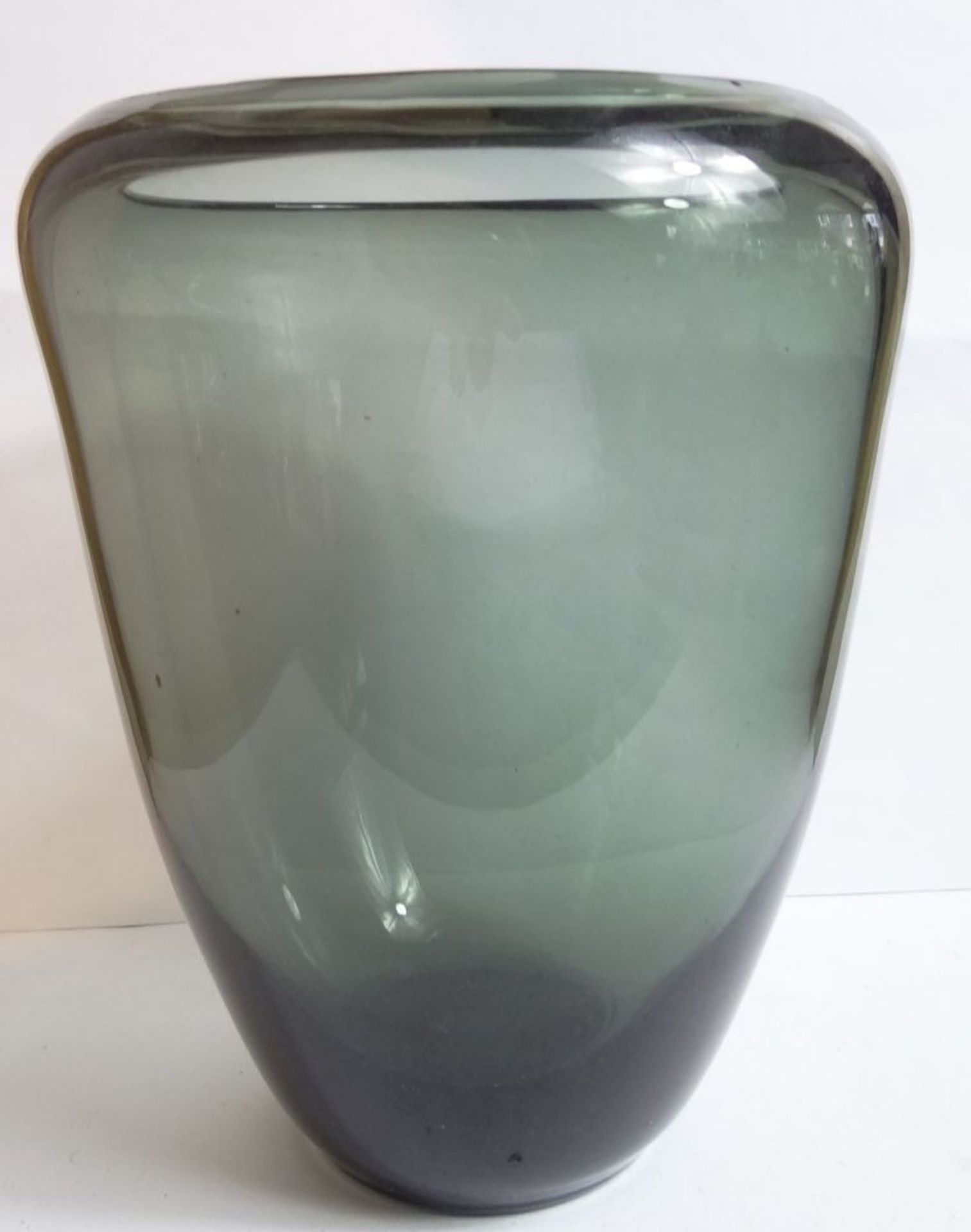 Kunstglas-Vase, wohl Skandinavien, H-17 cm, B-14 cm - Bild 4 aus 6