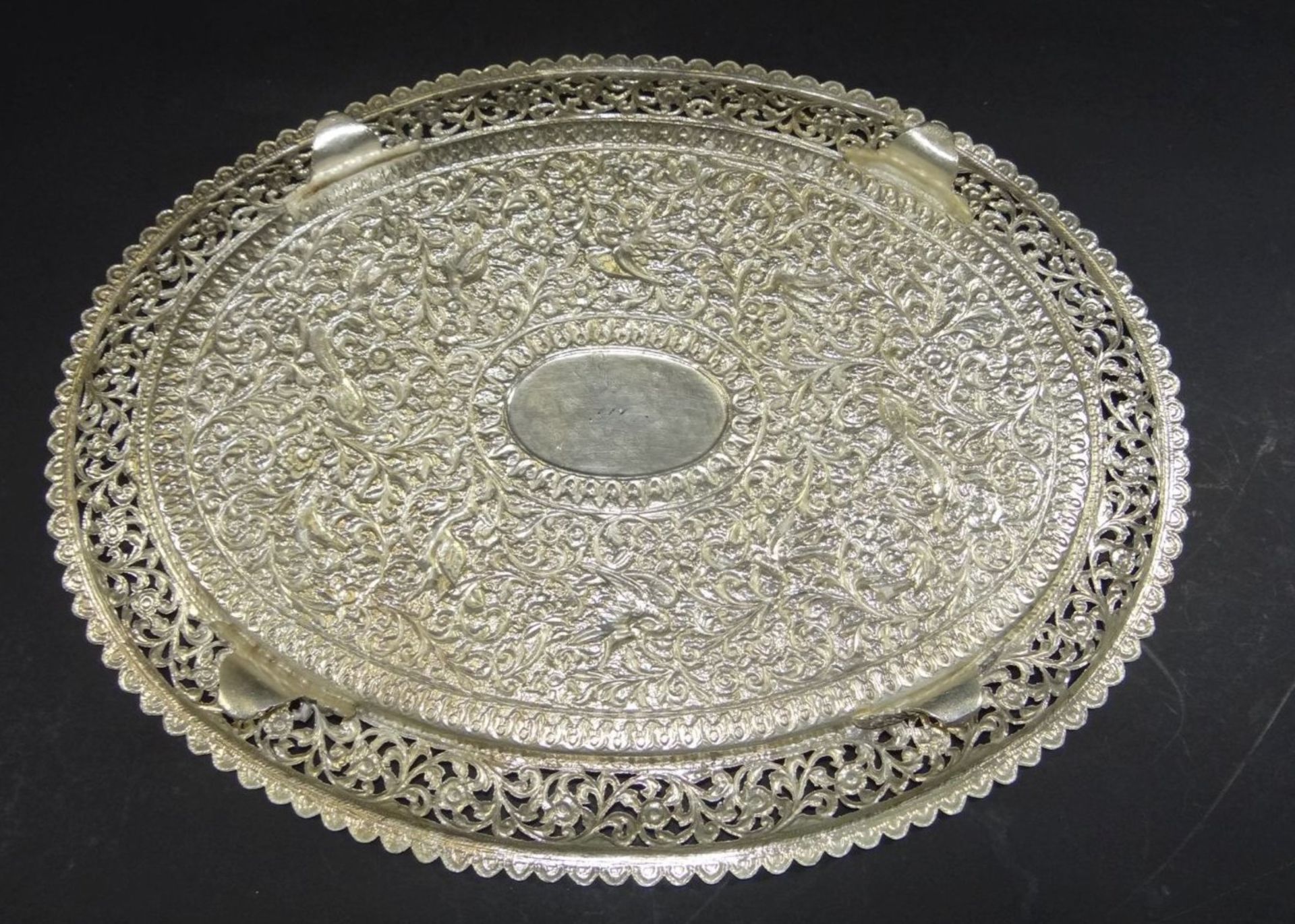 grosses Silber-Tablett, wohl Persien, aufwendiges florales Dekor mit Vögel, Durchbruchrand, auf vier - Bild 5 aus 6