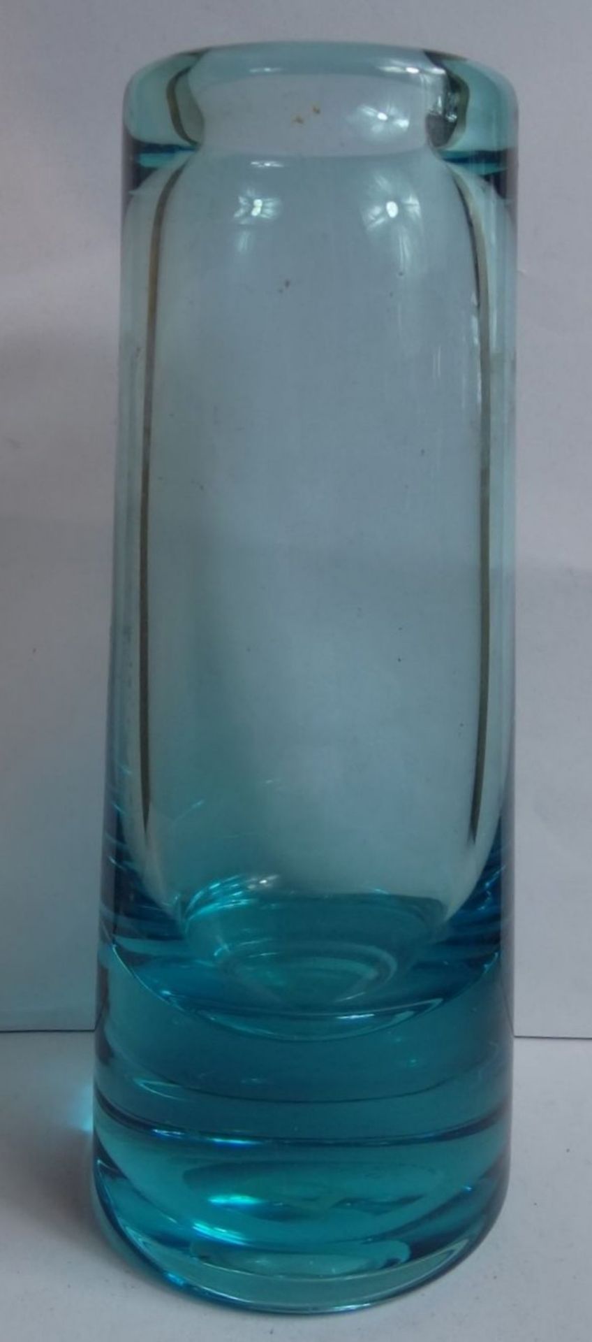 hellblaue Vase "Holmegaard" Ritzsignatur, H-24 cm