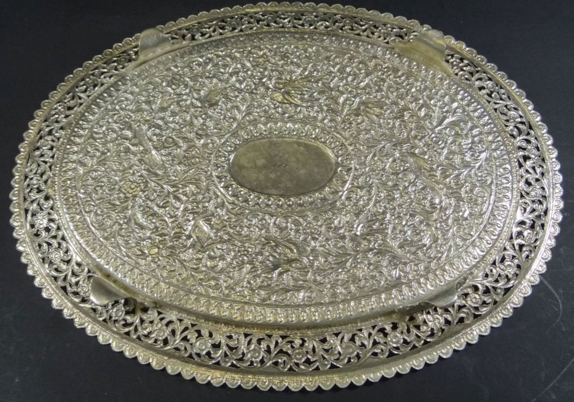 grosses Silber-Tablett, wohl Persien, aufwendiges florales Dekor mit Vögel, Durchbruchrand, auf vier - Bild 6 aus 6