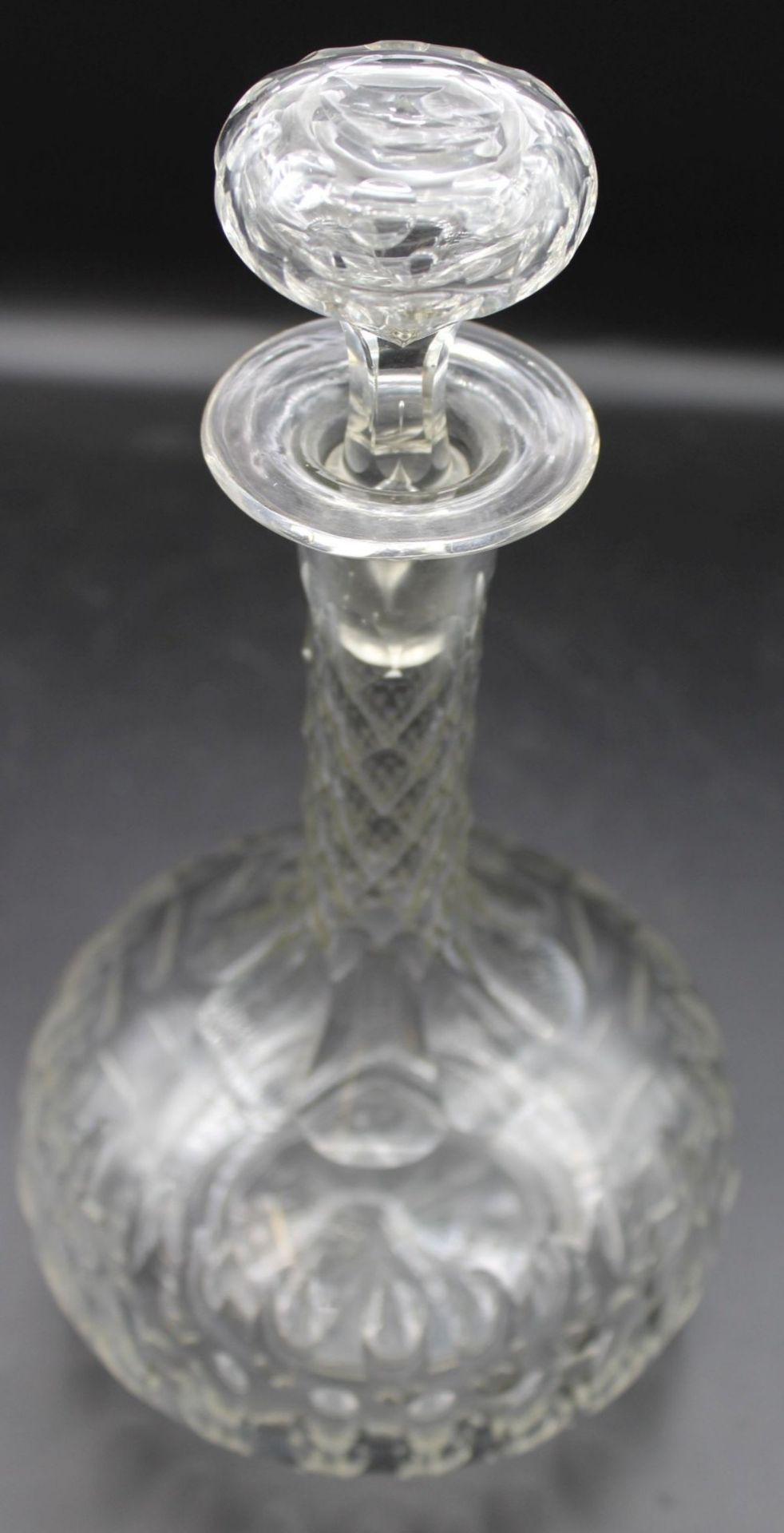 bauchige Karaffe, um 1900, Kristall beschliffen, H-27,5cm. - Bild 3 aus 3