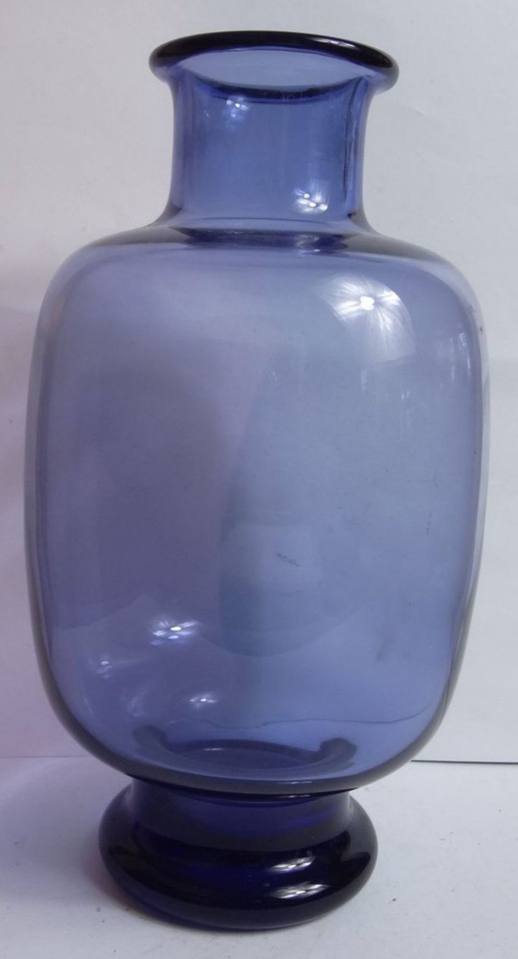 hellblaue Holmegaard Vase auf dkl.blauen Stand, signiert, H-21 cm - Bild 4 aus 8